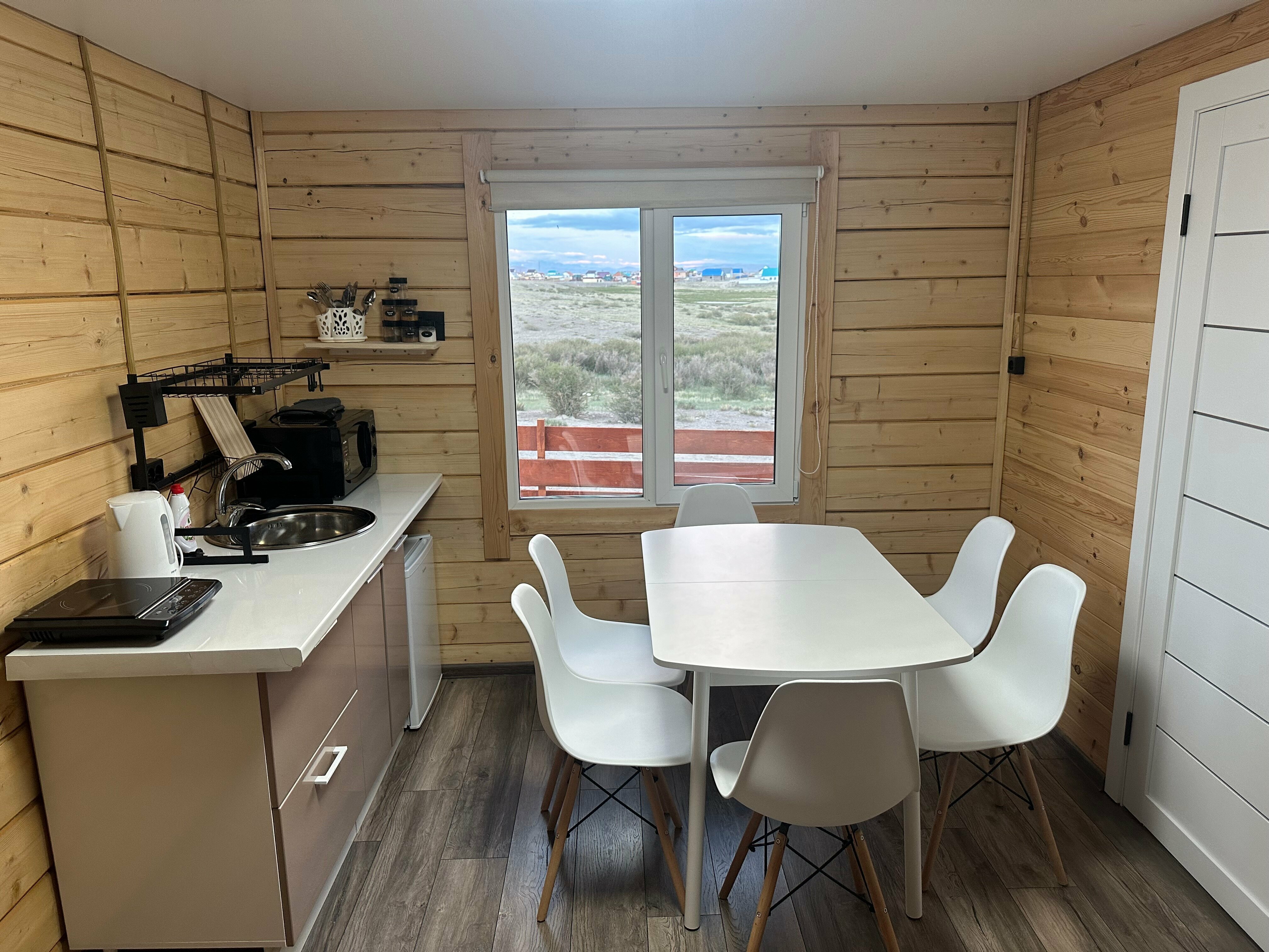 Семейный номер с видом на озеро