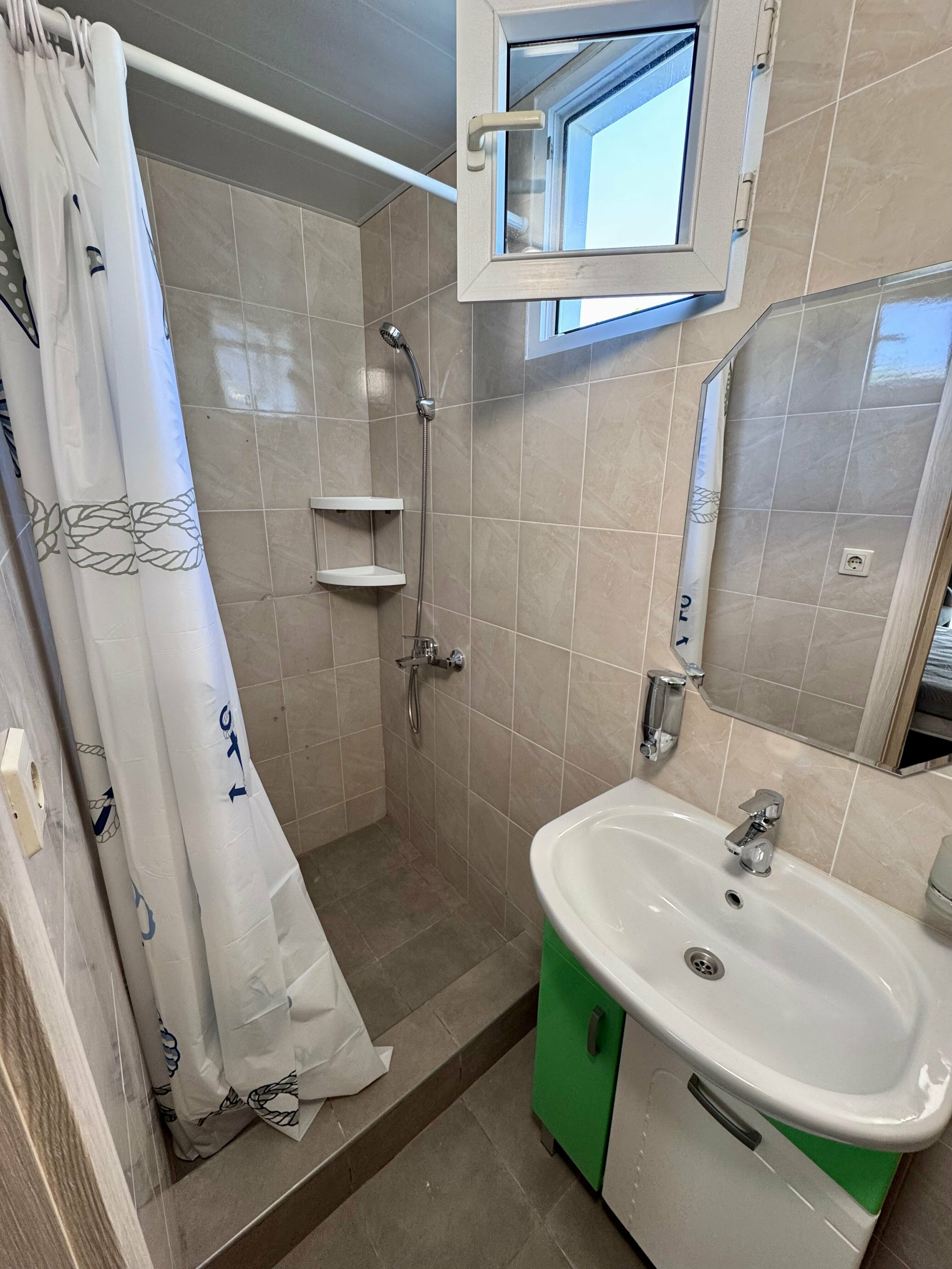 Улучшенный трехместный номер с видом на море