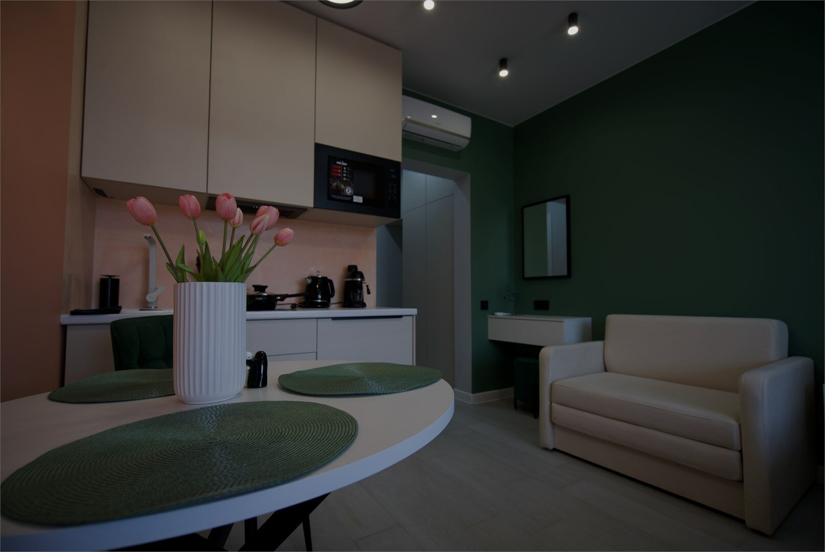 Дизайнерская студия LS-LUX-FLOWER KISS в ярких оттенках лета в Алуште - вид на море 2 этаж