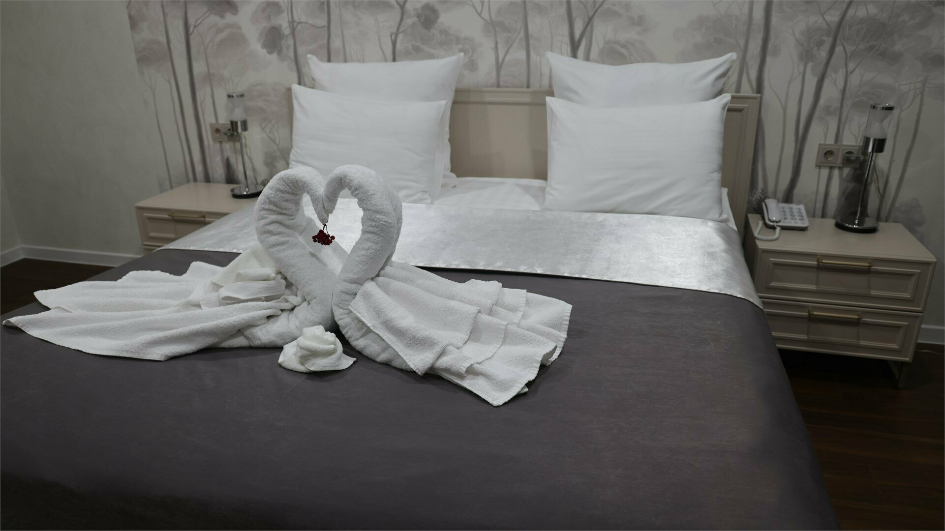 Двухкомнатный номер: спальня и гостиная с зоной кухни