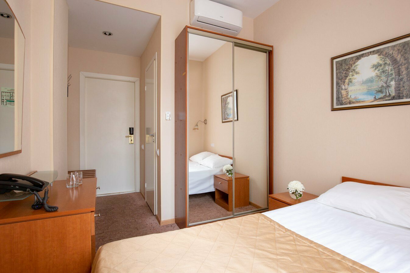 Комната эконом с широкой кроватью