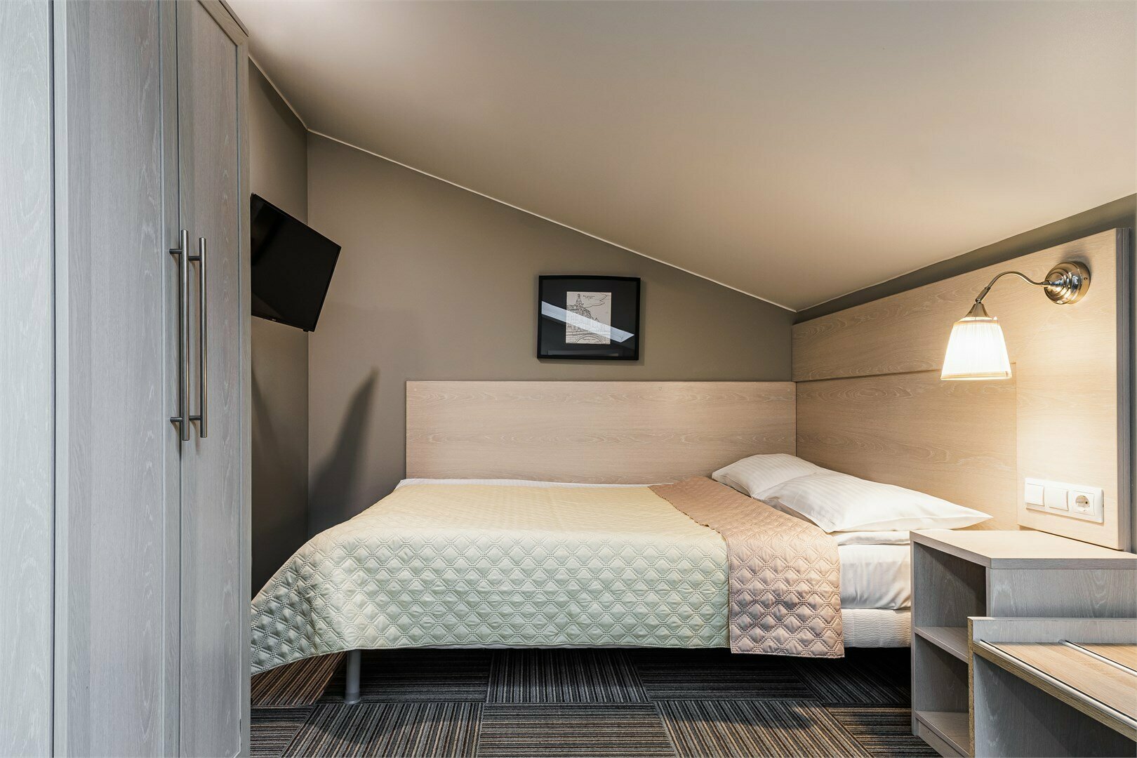 Комната эконом с широкой кроватью