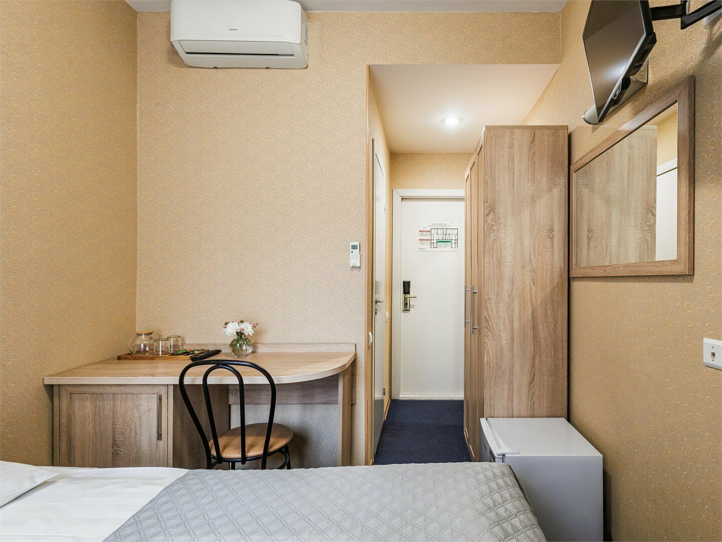 Комната эконом с широкой кроватью