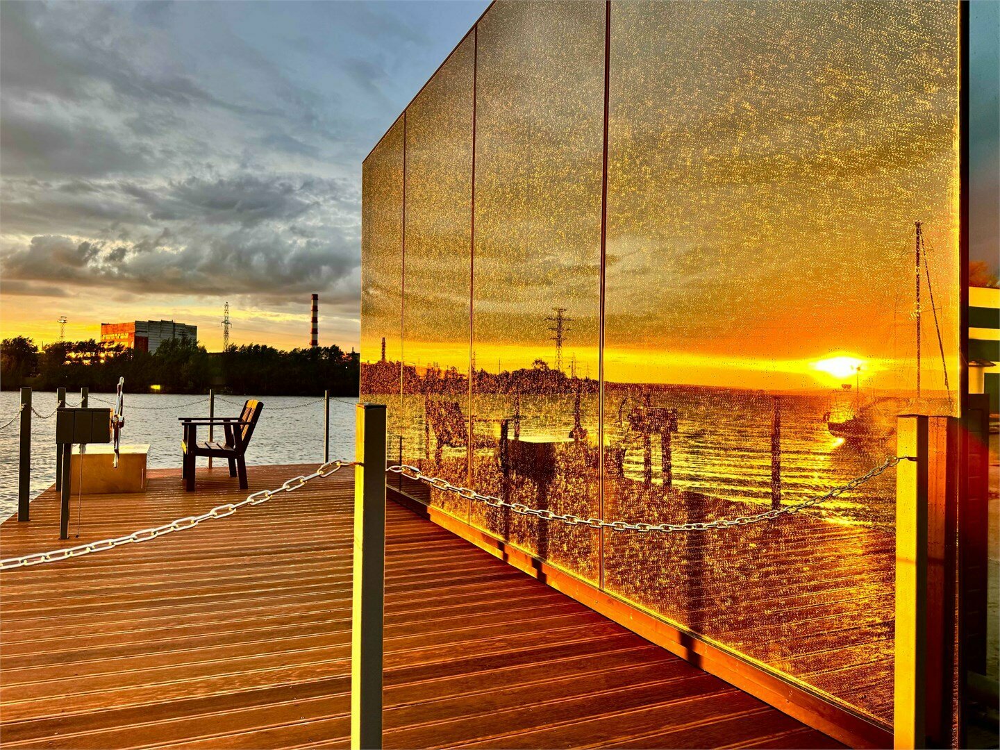 Зеркальный дом - первая линия