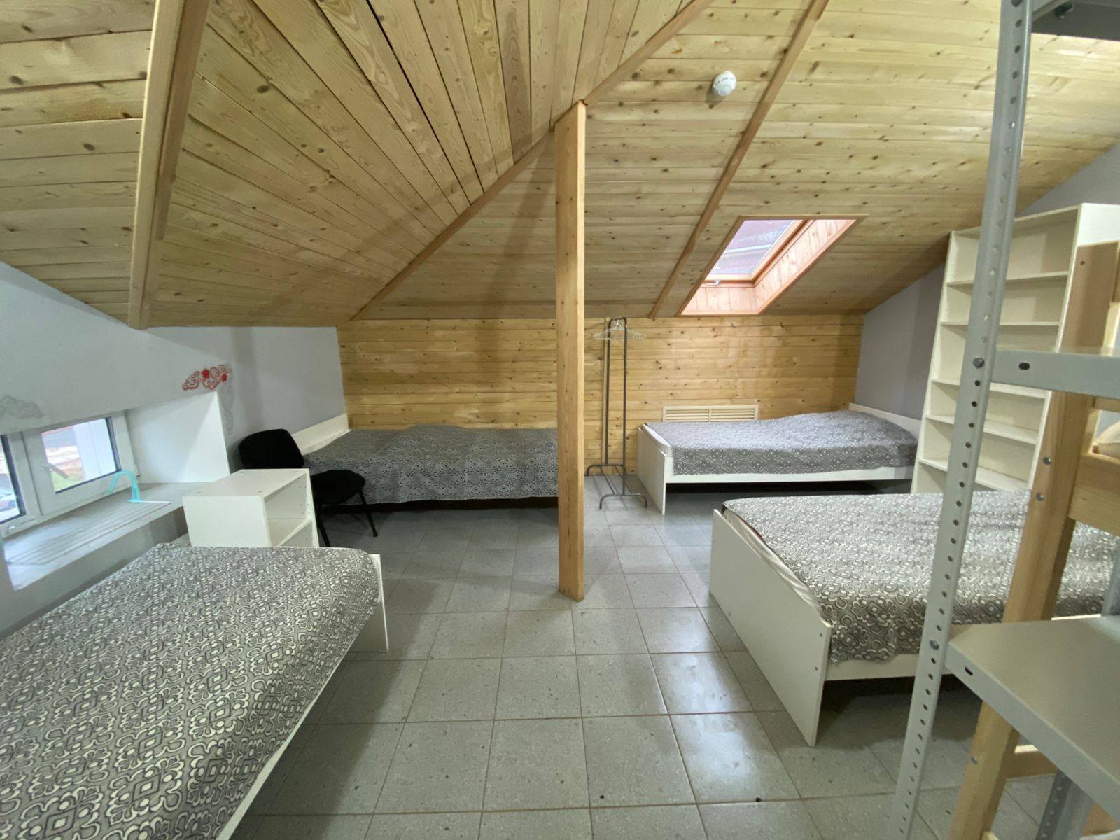 Номер 3. Кровать в общем 7-местном номере с общей ванной комнатой