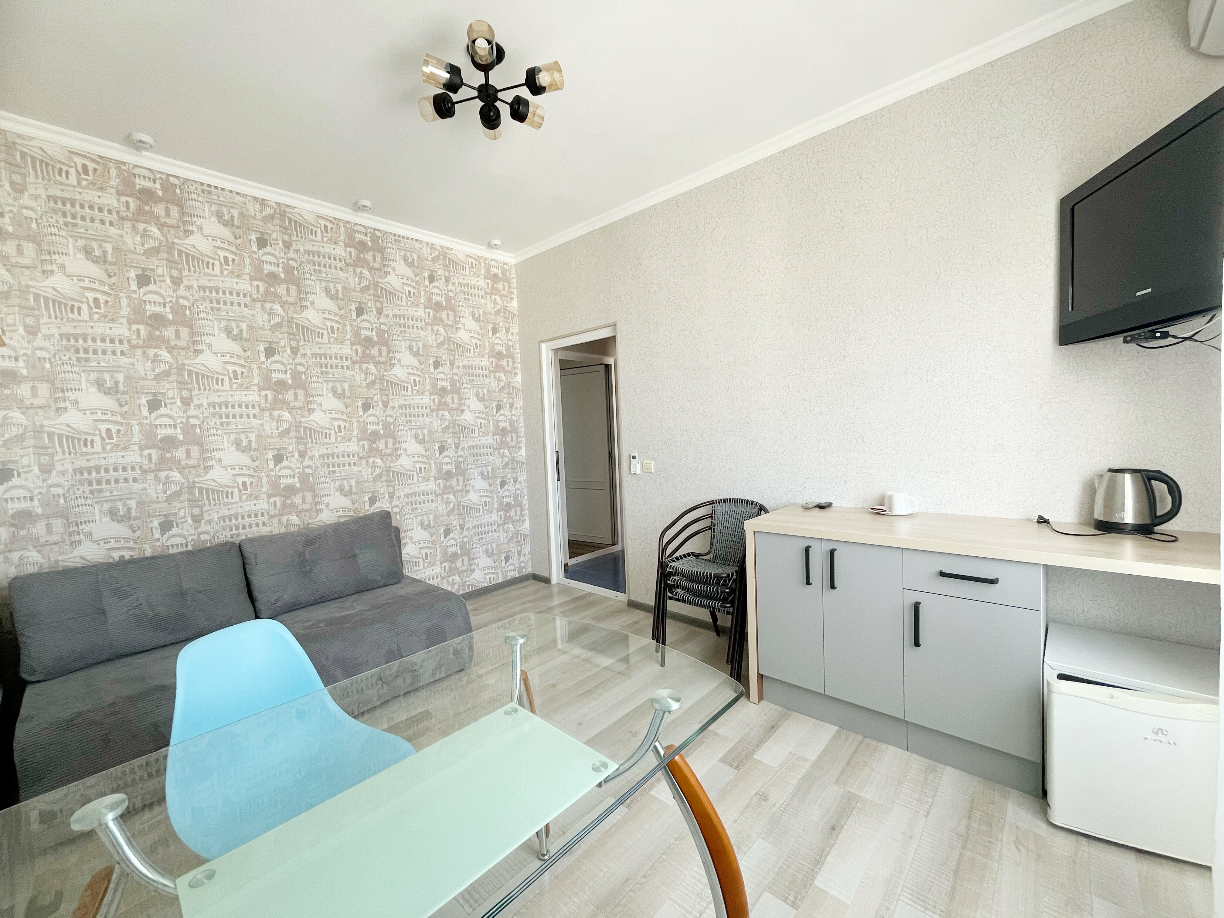 семейный двухкомнатный номер с балконом и видом во двор