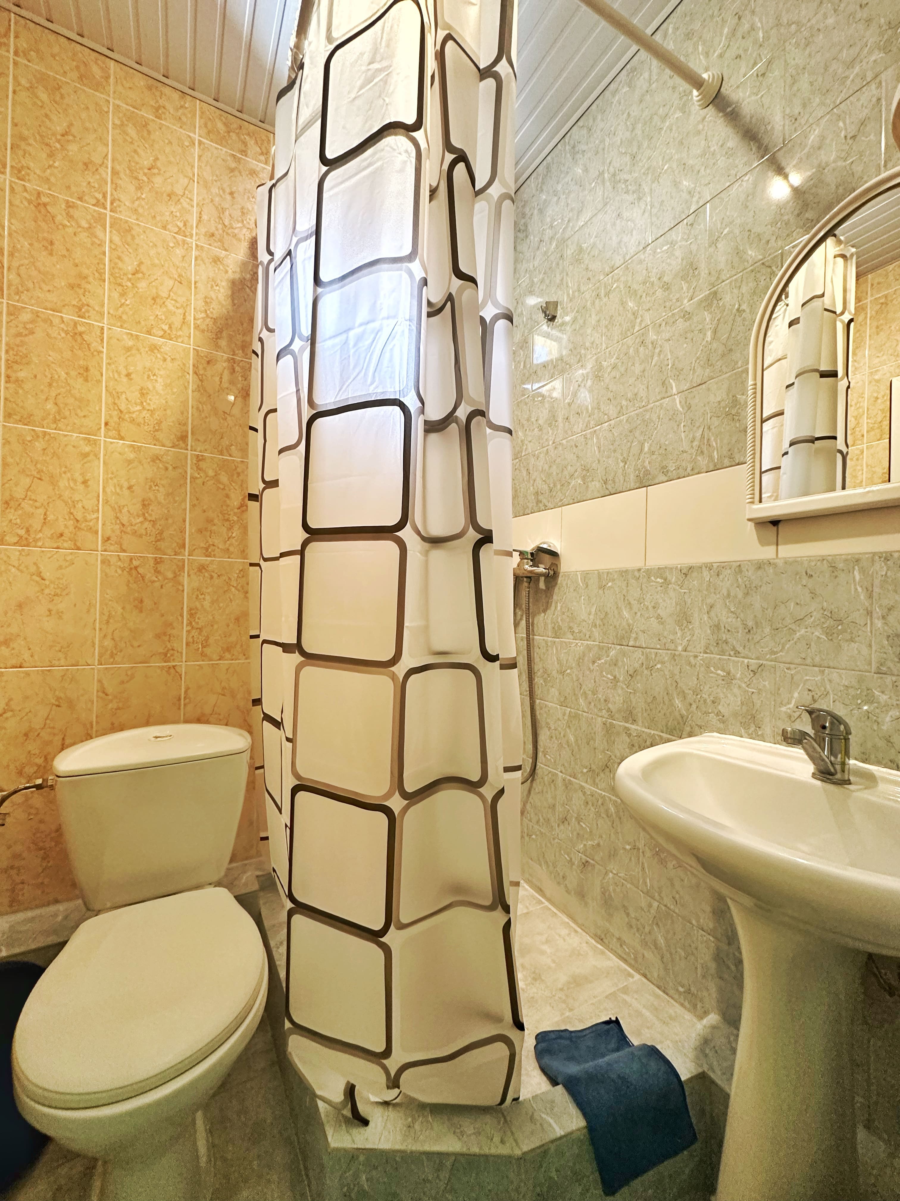 Двухместный номер с двуспальной кроватью и дополнительной кроватью