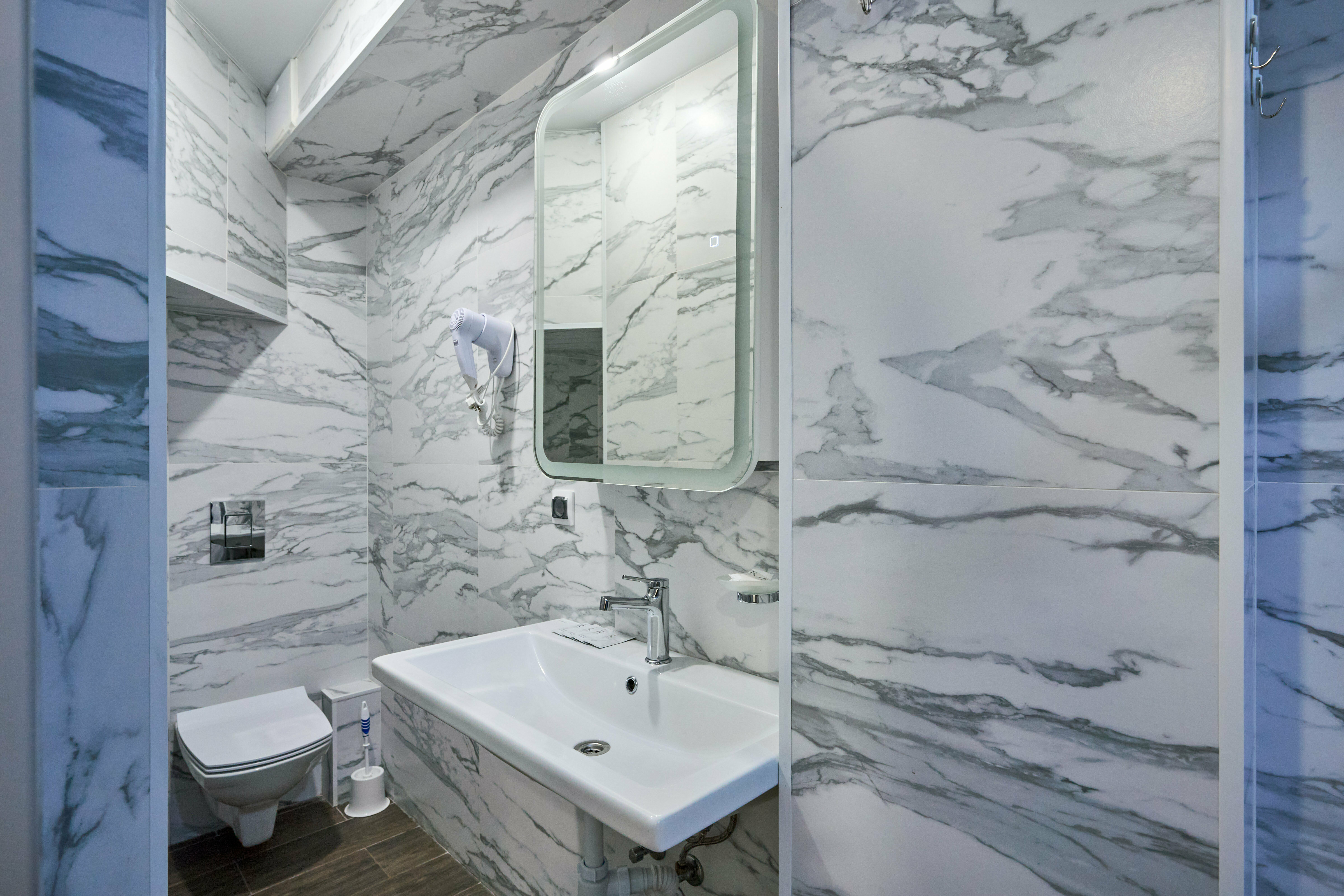 Студия с мини кухней, с фальш-окном.