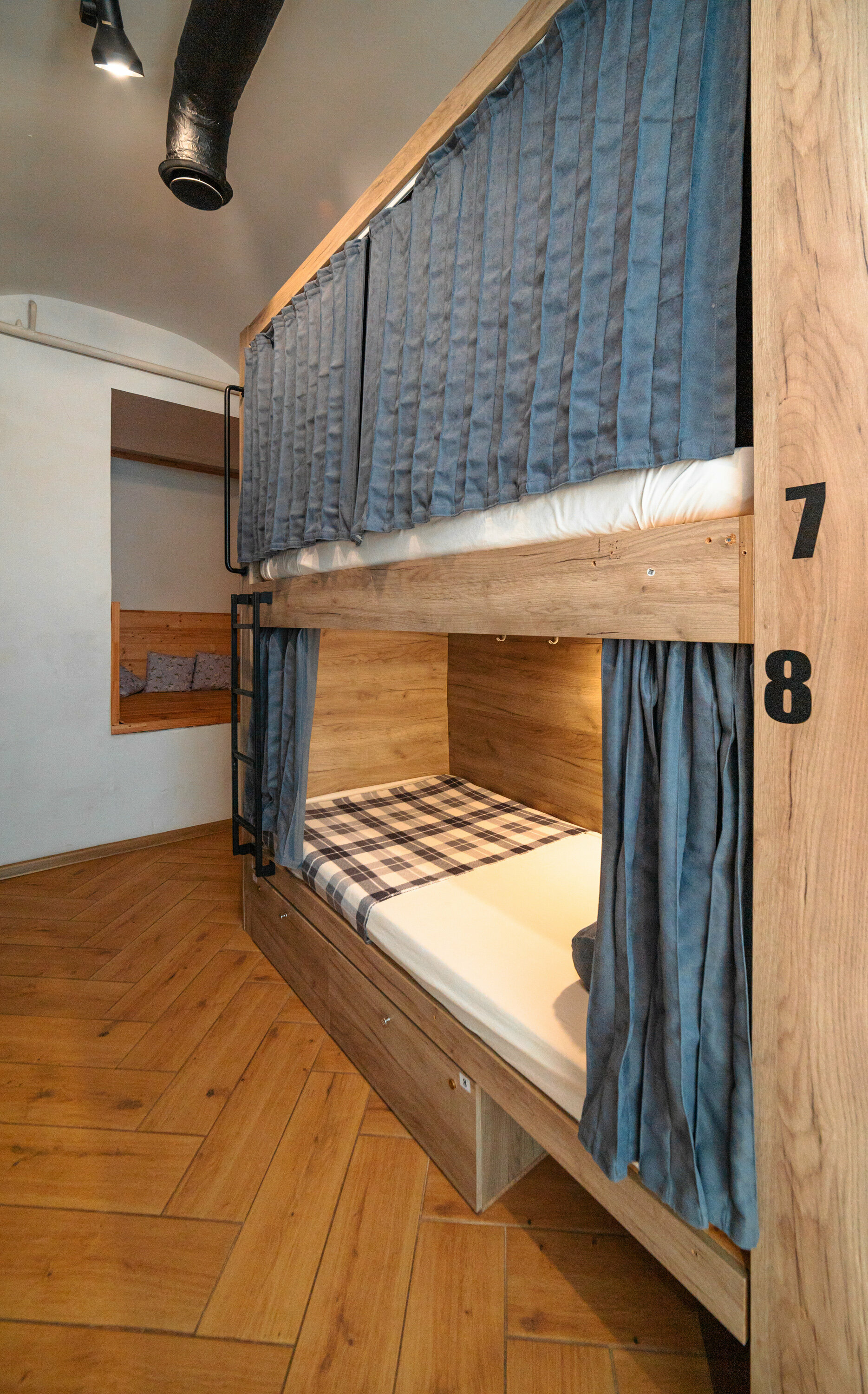 Нижнее место в номере для женщин