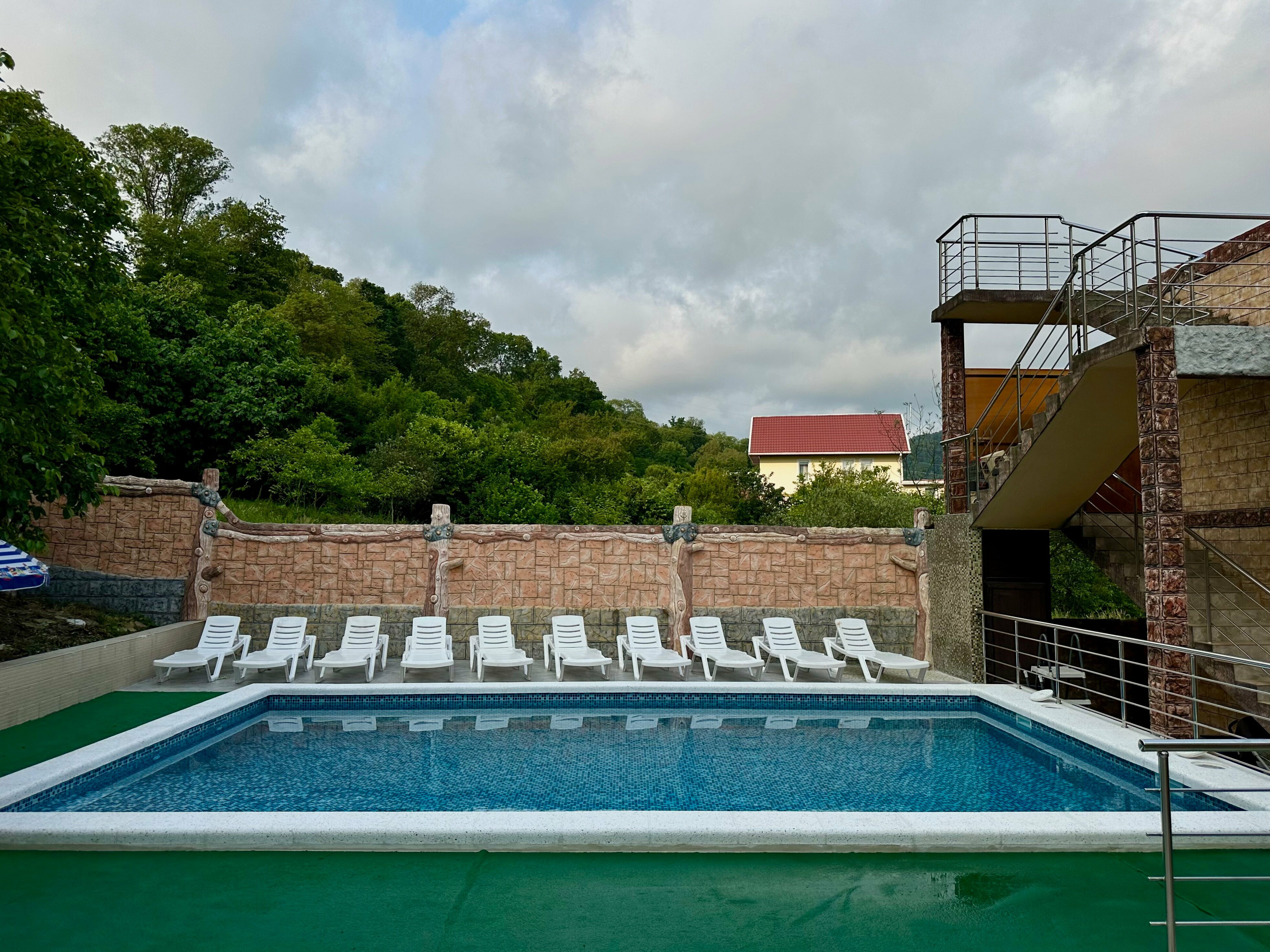 Двухместный номер с двуспальной кроватью и дополнительной кроватью