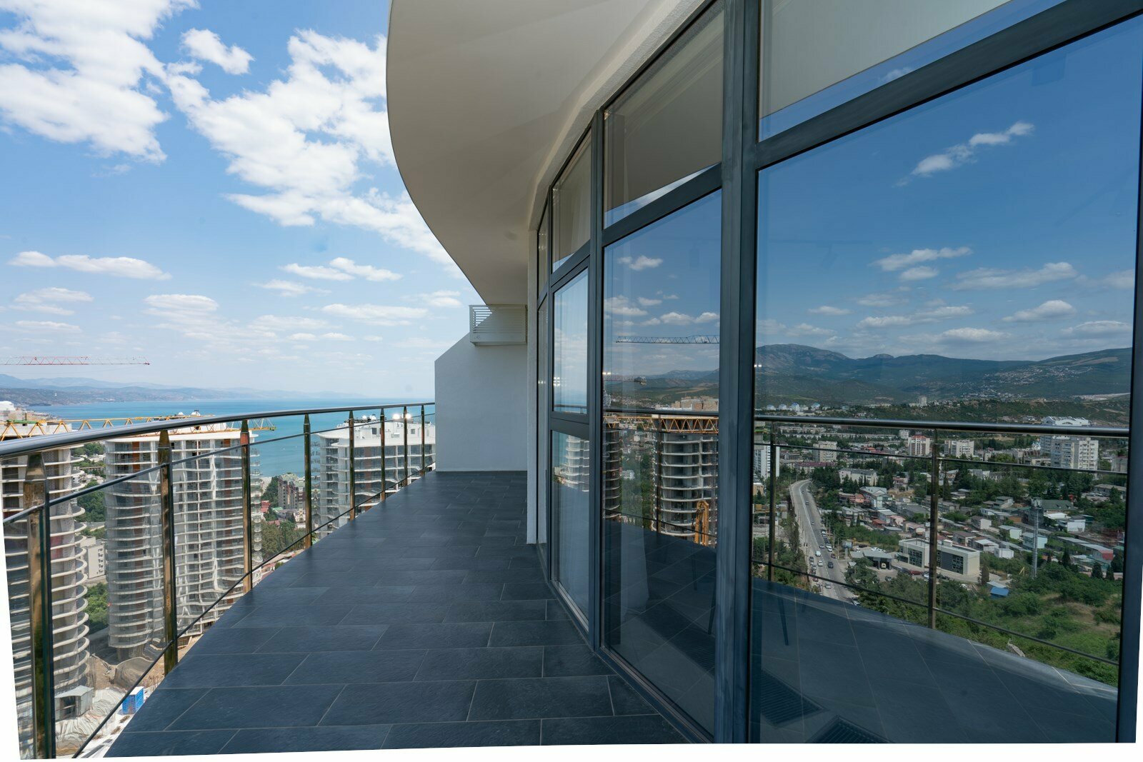 Апартаменты с отдельной спальней LS-MOUNTAIN RETREAT медитация в окружении гор  в Алуште - вид на горы и море с 16 этажа