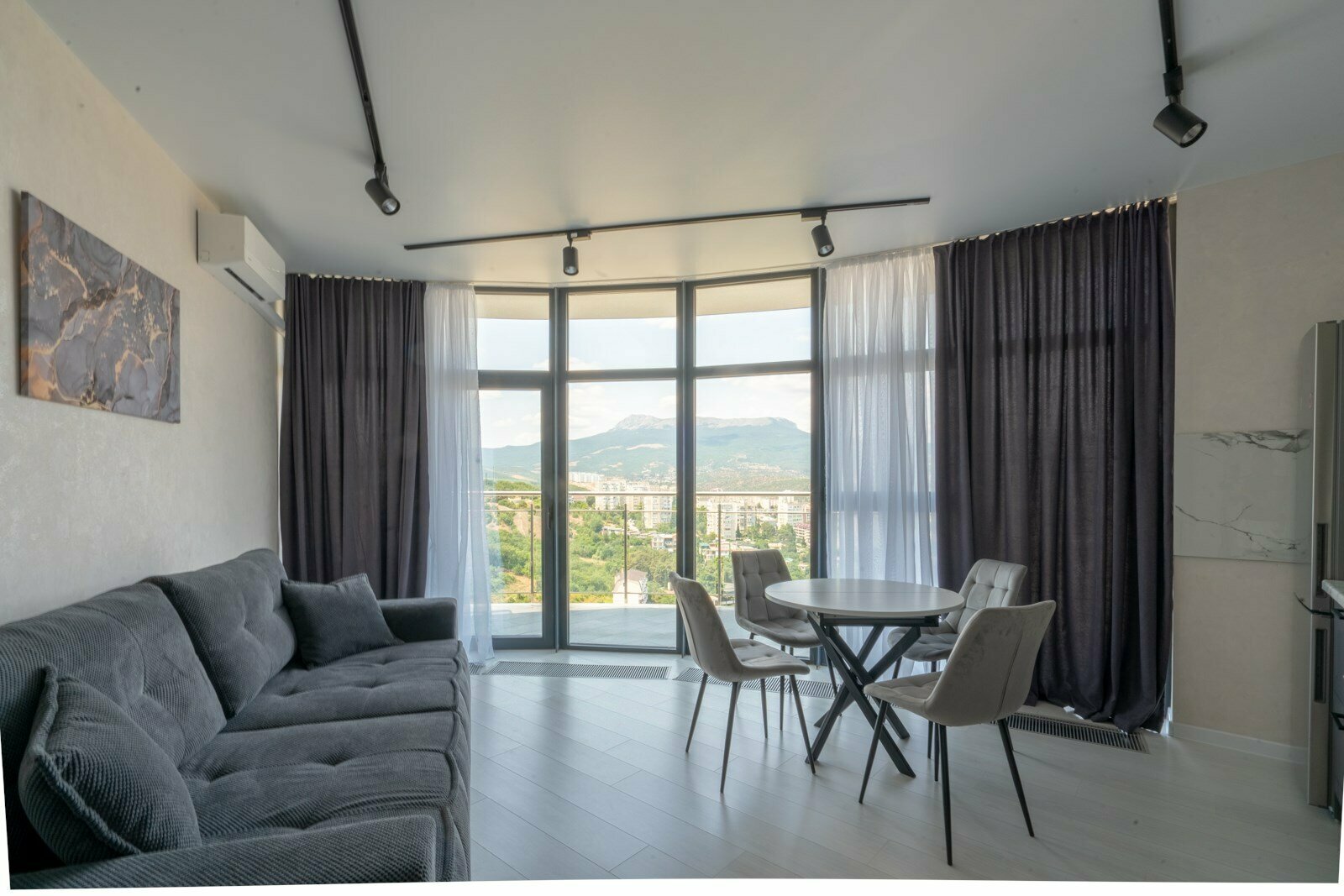 Апартаменты с отдельной спальней LS-MOUNTAIN RETREAT медитация в окружении гор  в Алуште - вид на горы и море с 16 этажа