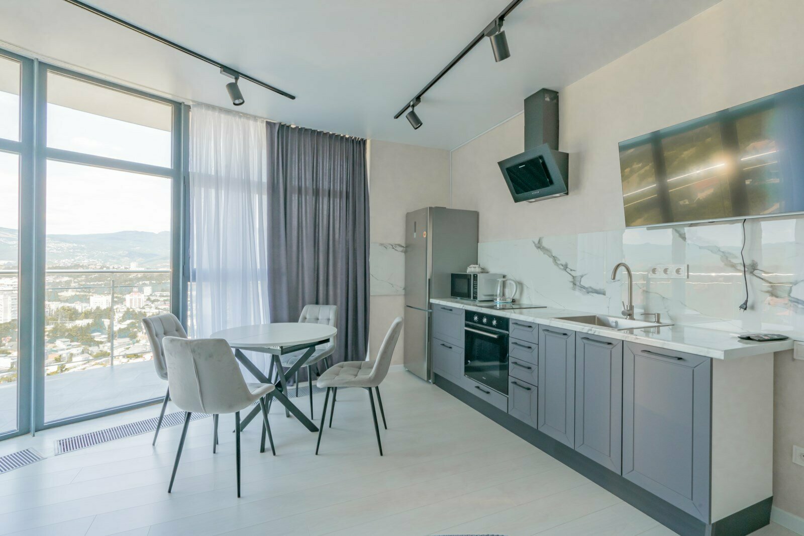 Апартаменты с отдельной спальней LS-MOUNTAIN RETREAT медитация в окружении гор  в Алуште - вид на горы и море с 16 этажа