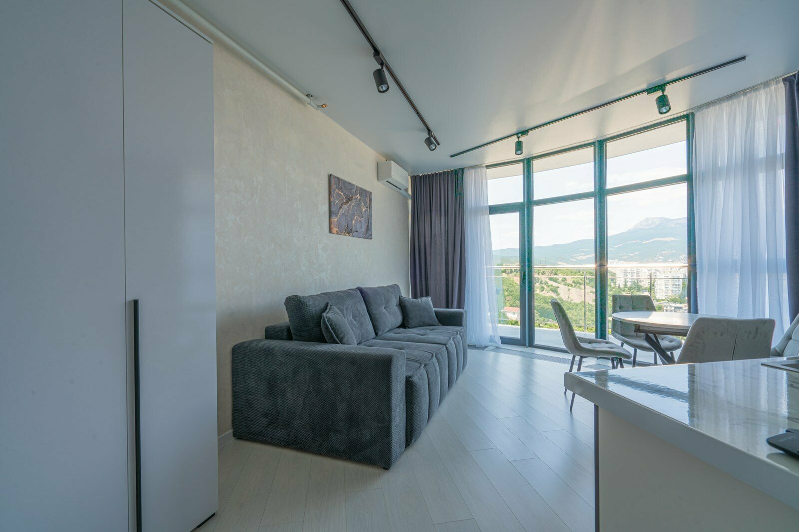 Апартаменты с отдельной спальней LS-MOUNTAIN RETREAT медитация в окружении гор  в Алуште - вид на горы и море с 16 этажа