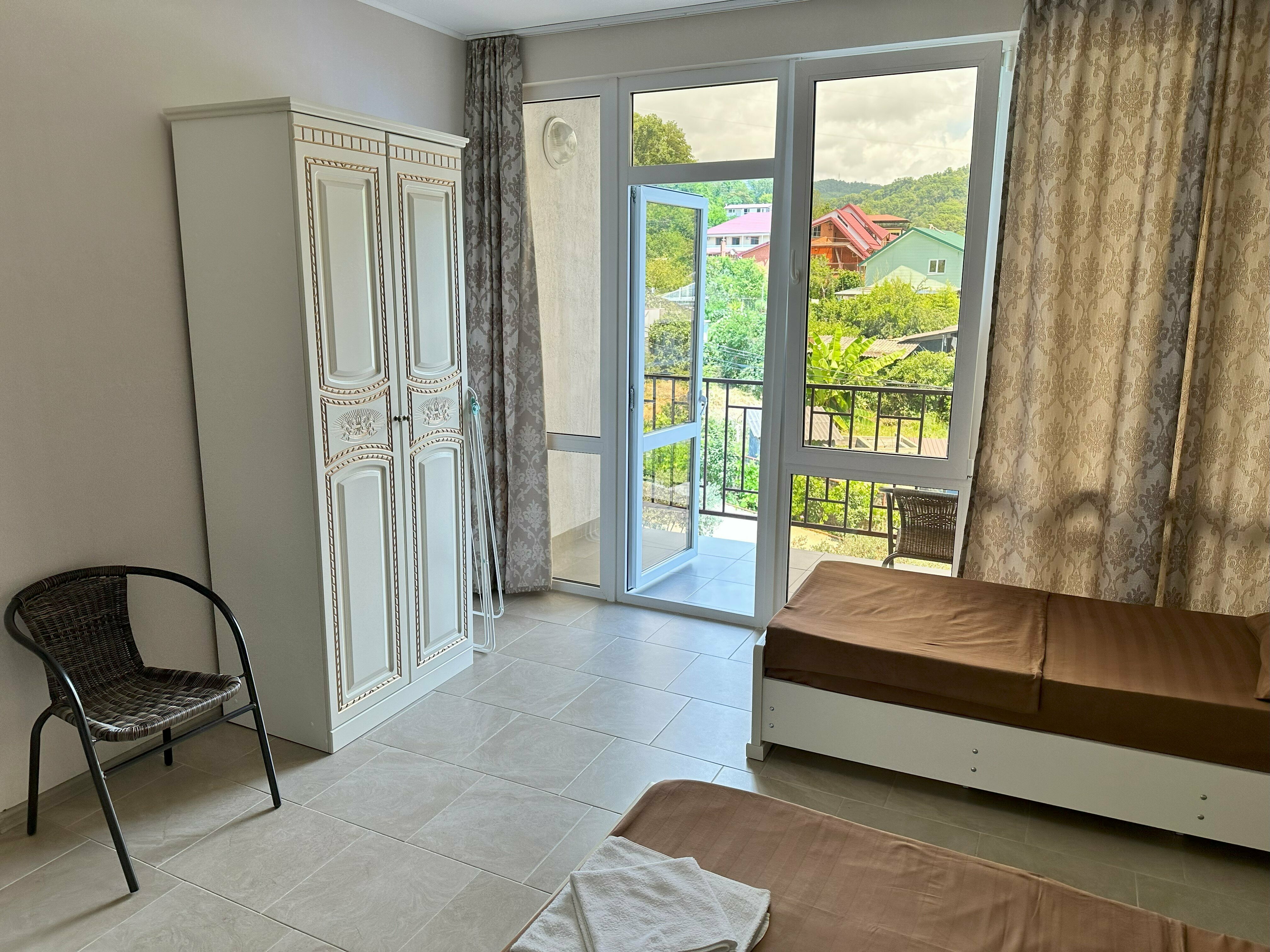 Трехместный номер с балконом