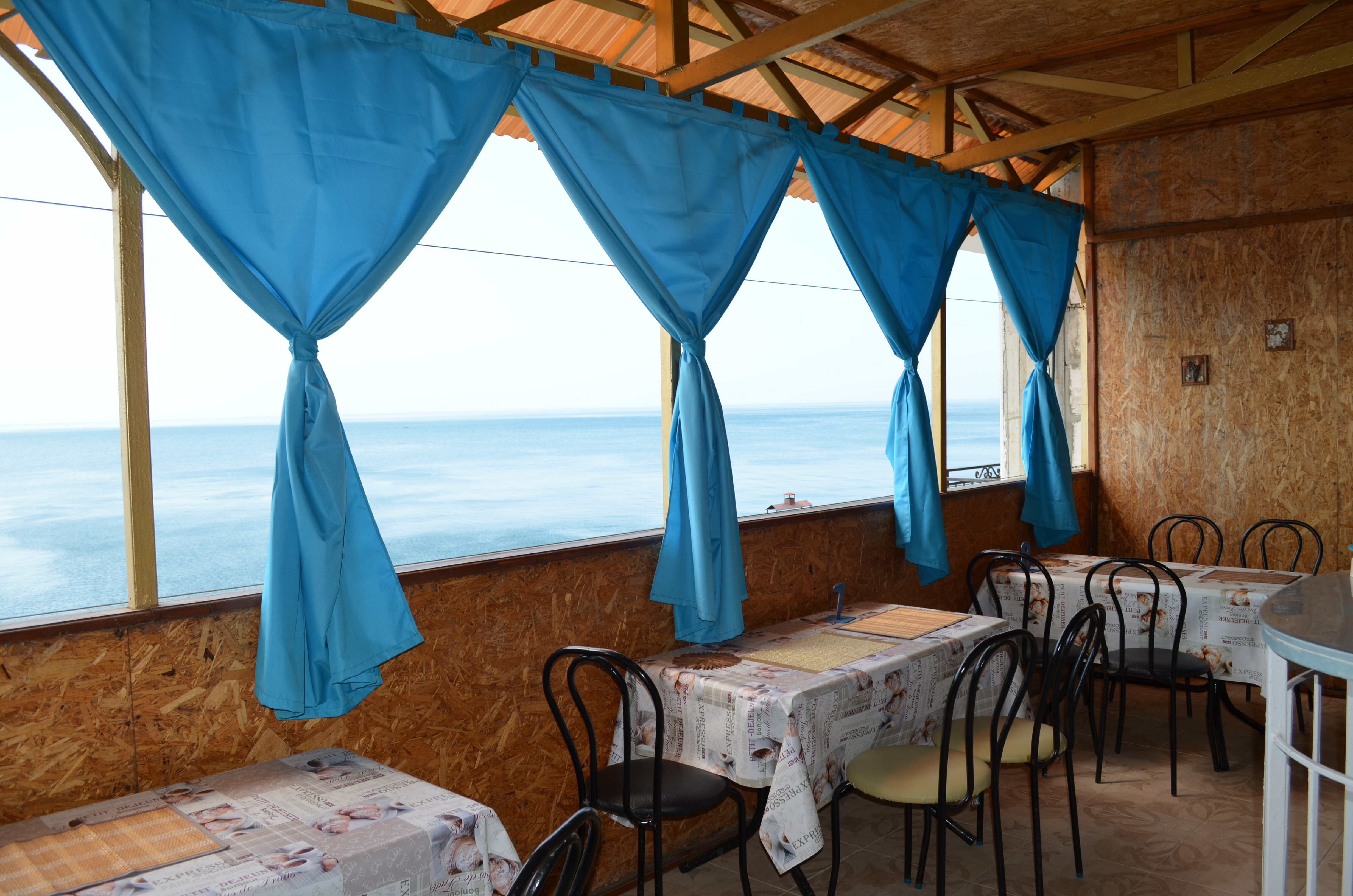 Двухместный номер с одной двуспальной кроватью + 1 дополнительная кровать для ребенка