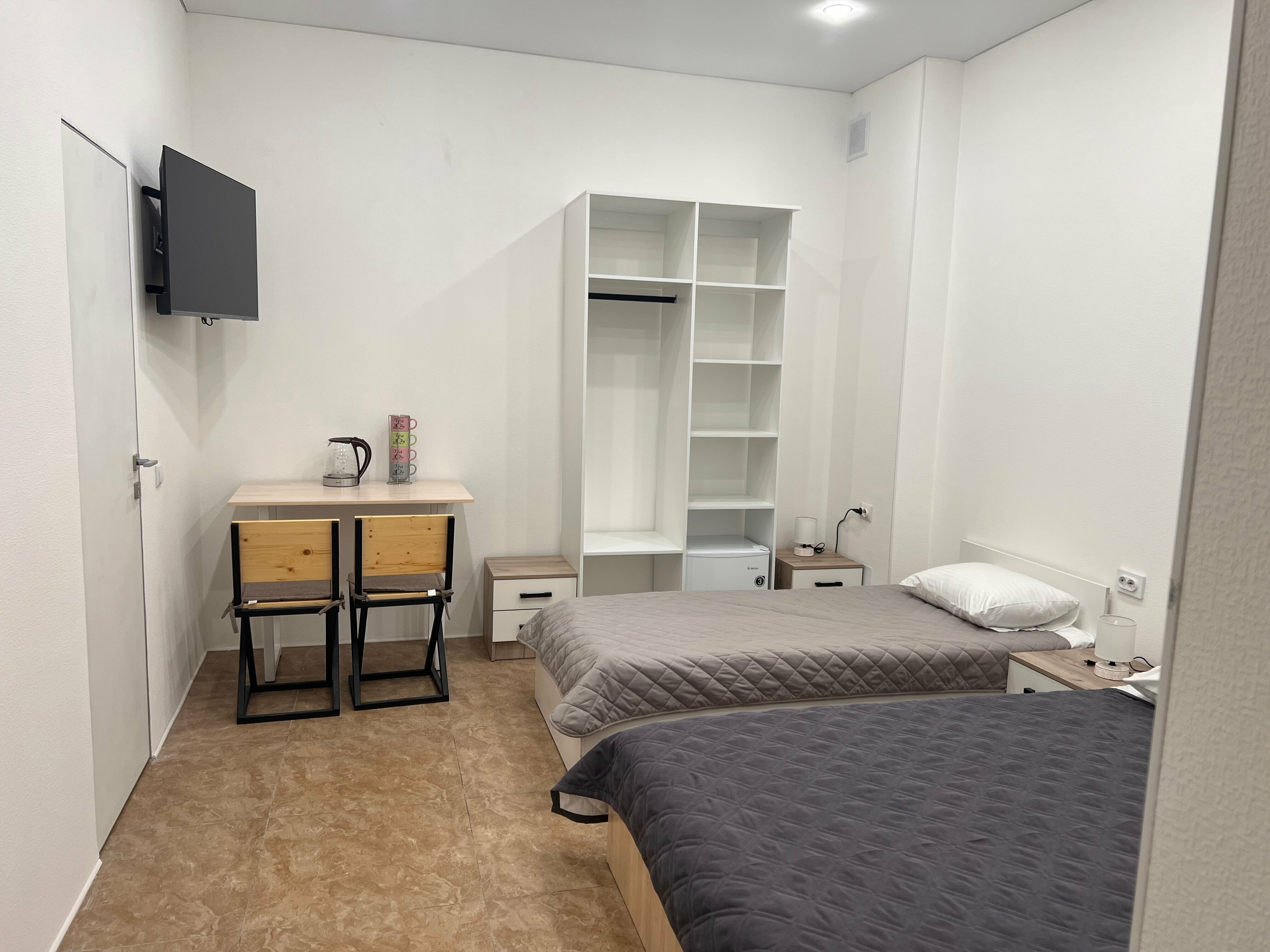 Современный трехместный номер (без окон) с двуспальной кроватью queen-size, односпальной кроватью, туалетной и душевой комнатами