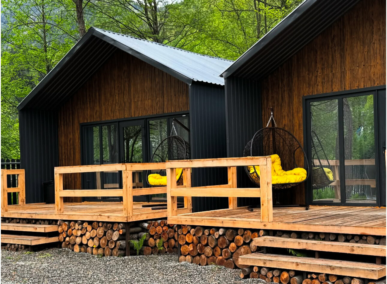 Дом у горной реки