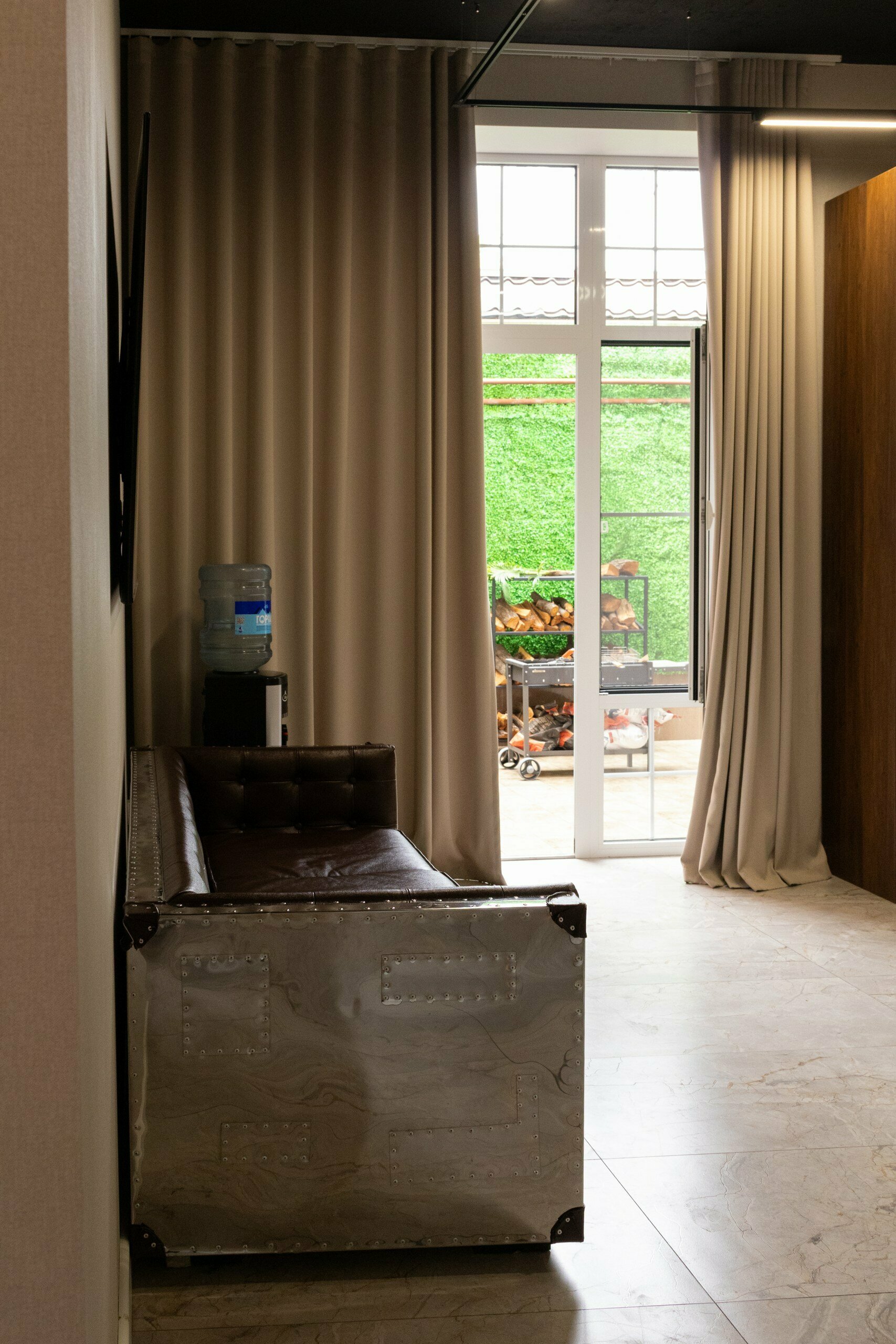 Двухкомнатная комната с собственным двориком