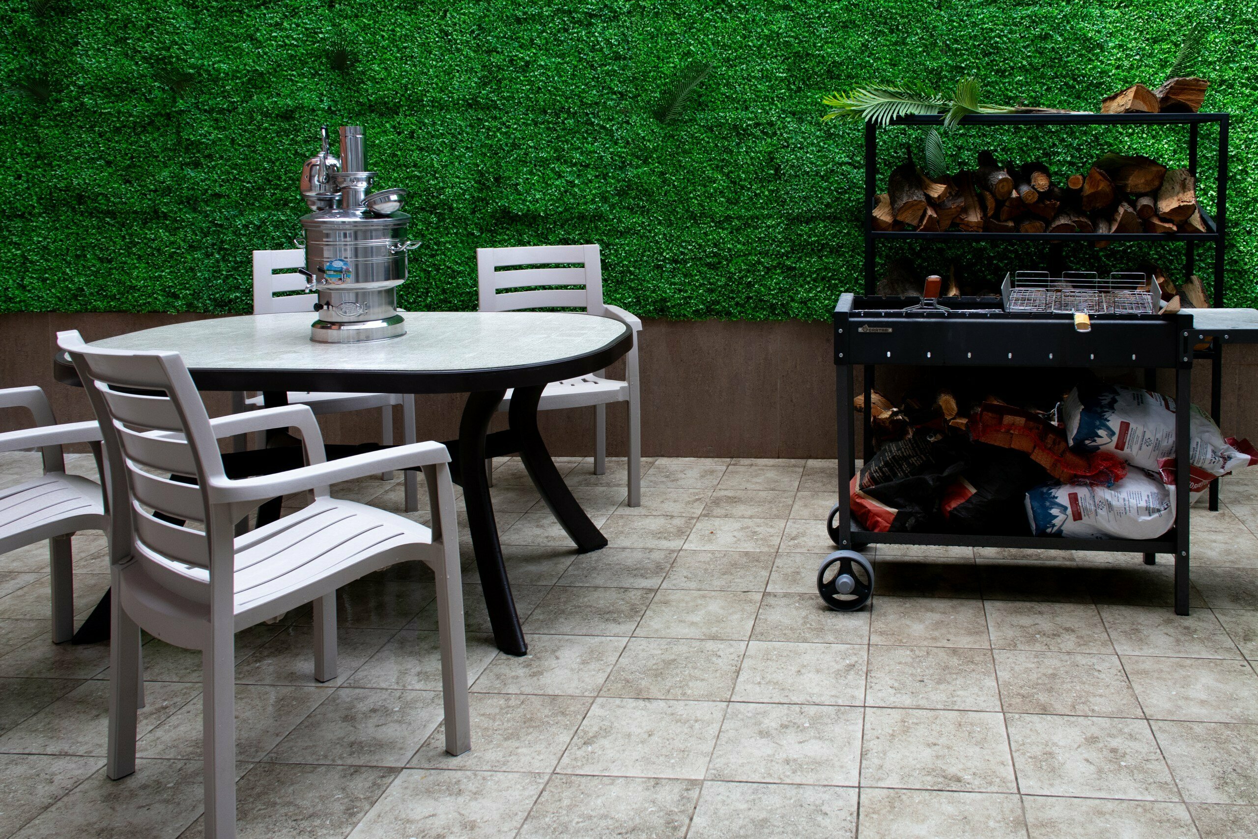 Двухкомнатная комната с собственным двориком