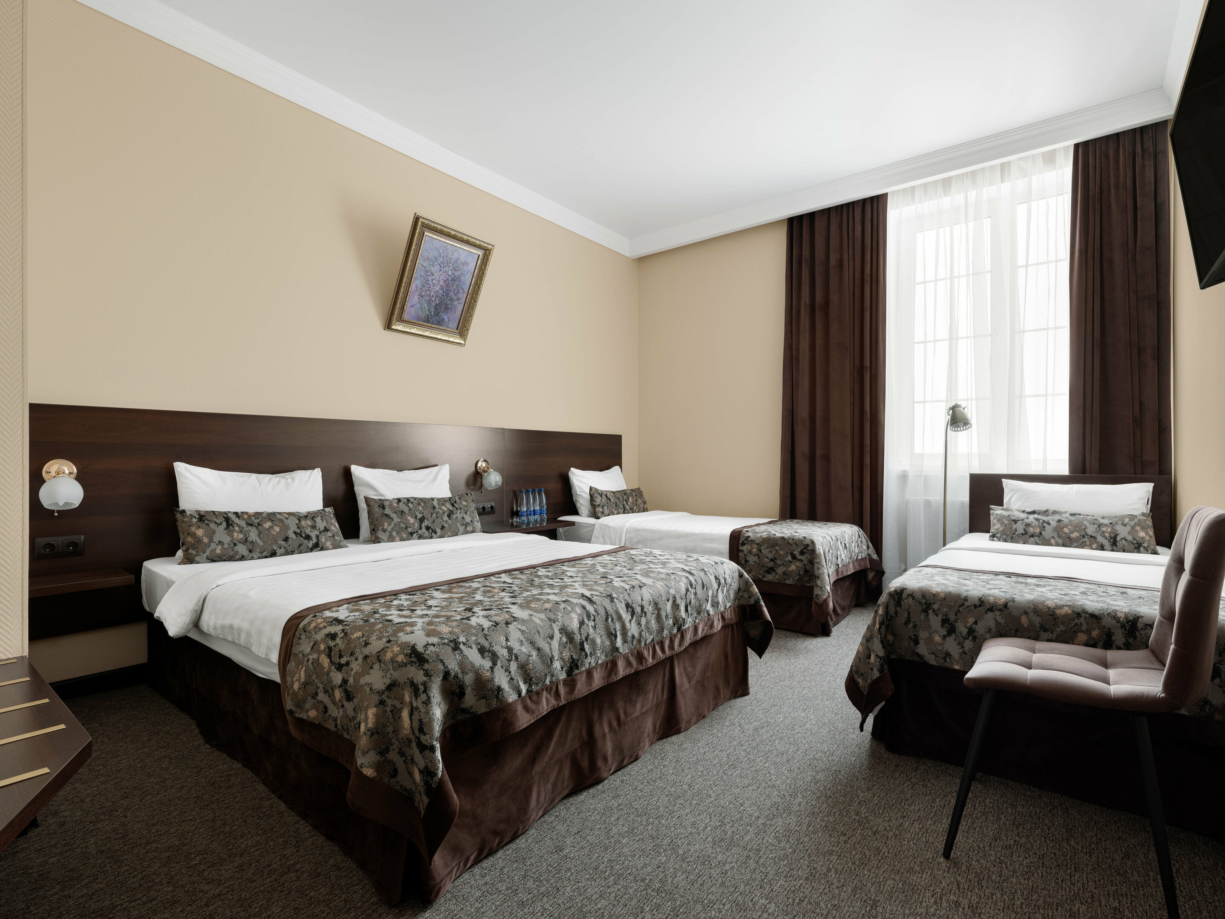 Стандарт четырехместный с одной двуспальной кроватью и двумя односпальными кроватями