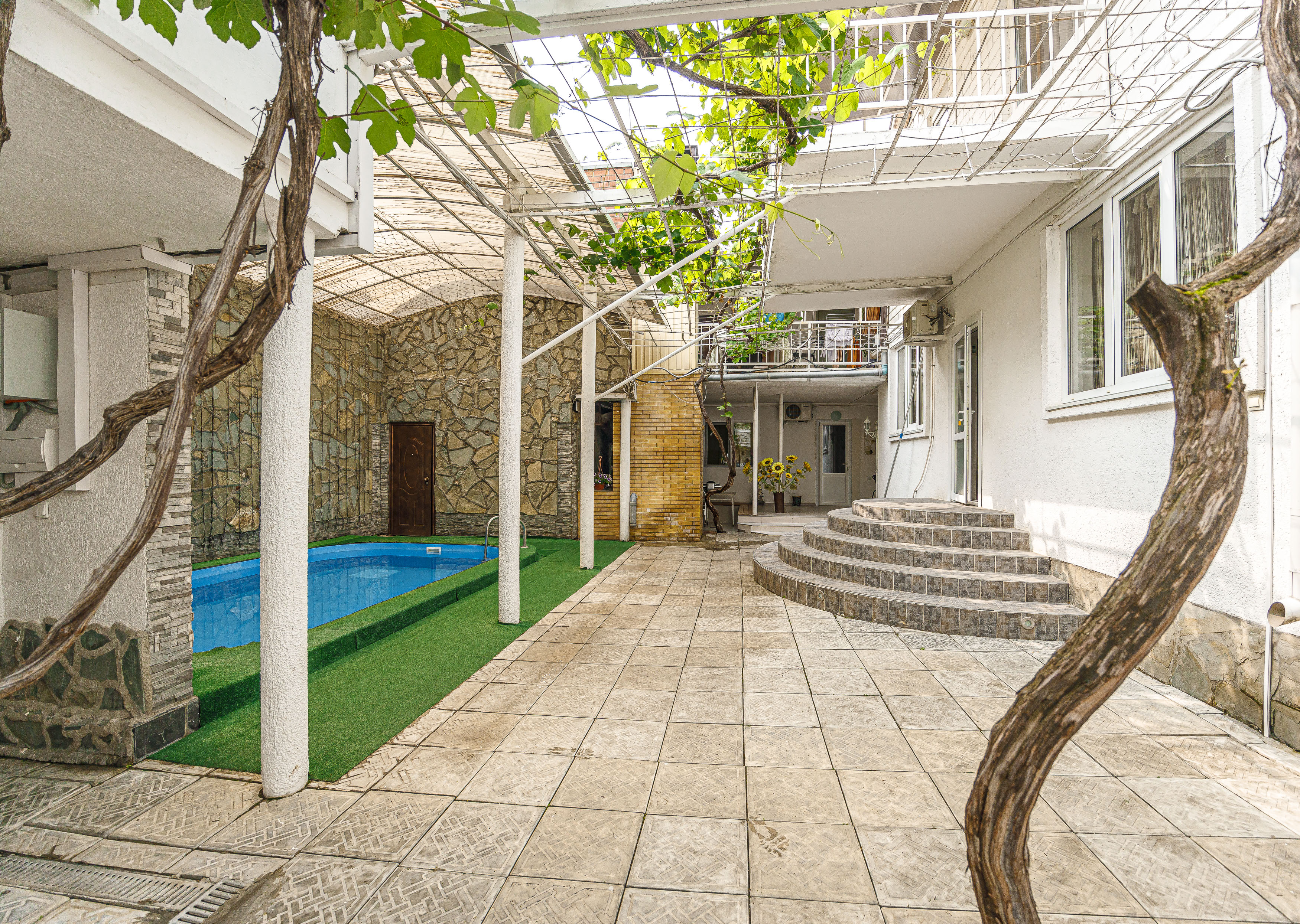 10ти местные Апартаменты у бассейна Трехкомнатные с кухней