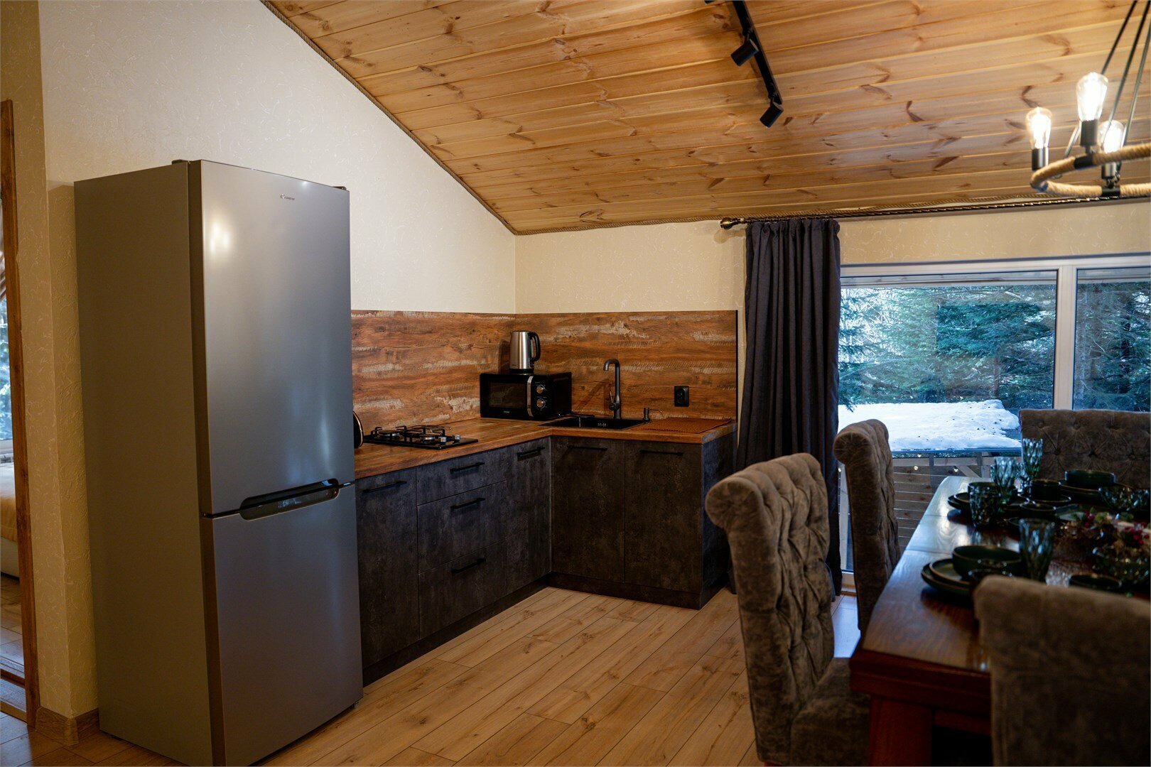 Шестиместный люкс с беседкой, террасой  и мангальной зоной