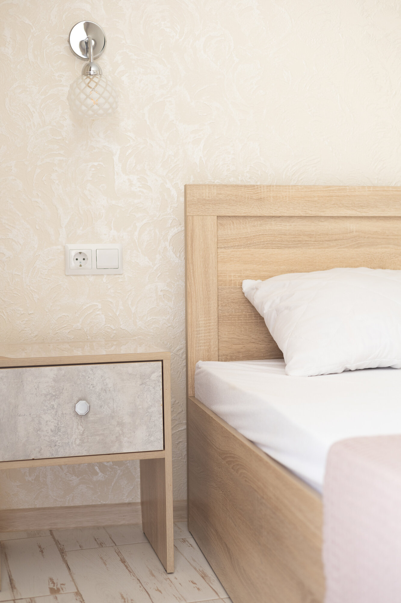 Двухкомнатные номера Стандарт Плюс без кухни для 2-5 гостей. Кондиционер, телевизор, холодильник, фен.