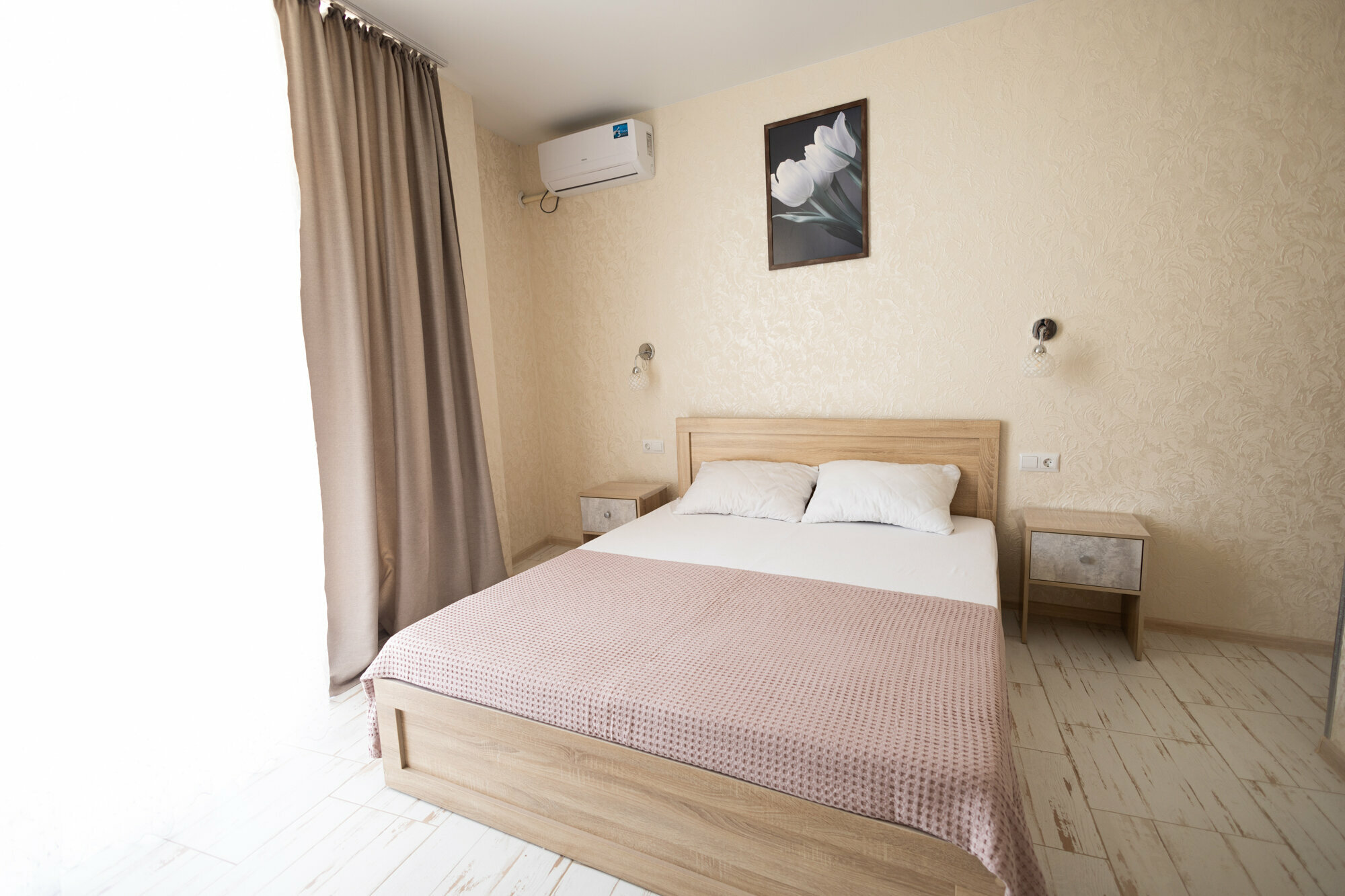 Двухкомнатные номера Стандарт Плюс без кухни для 2-5 гостей. Кондиционер, телевизор, холодильник, фен.