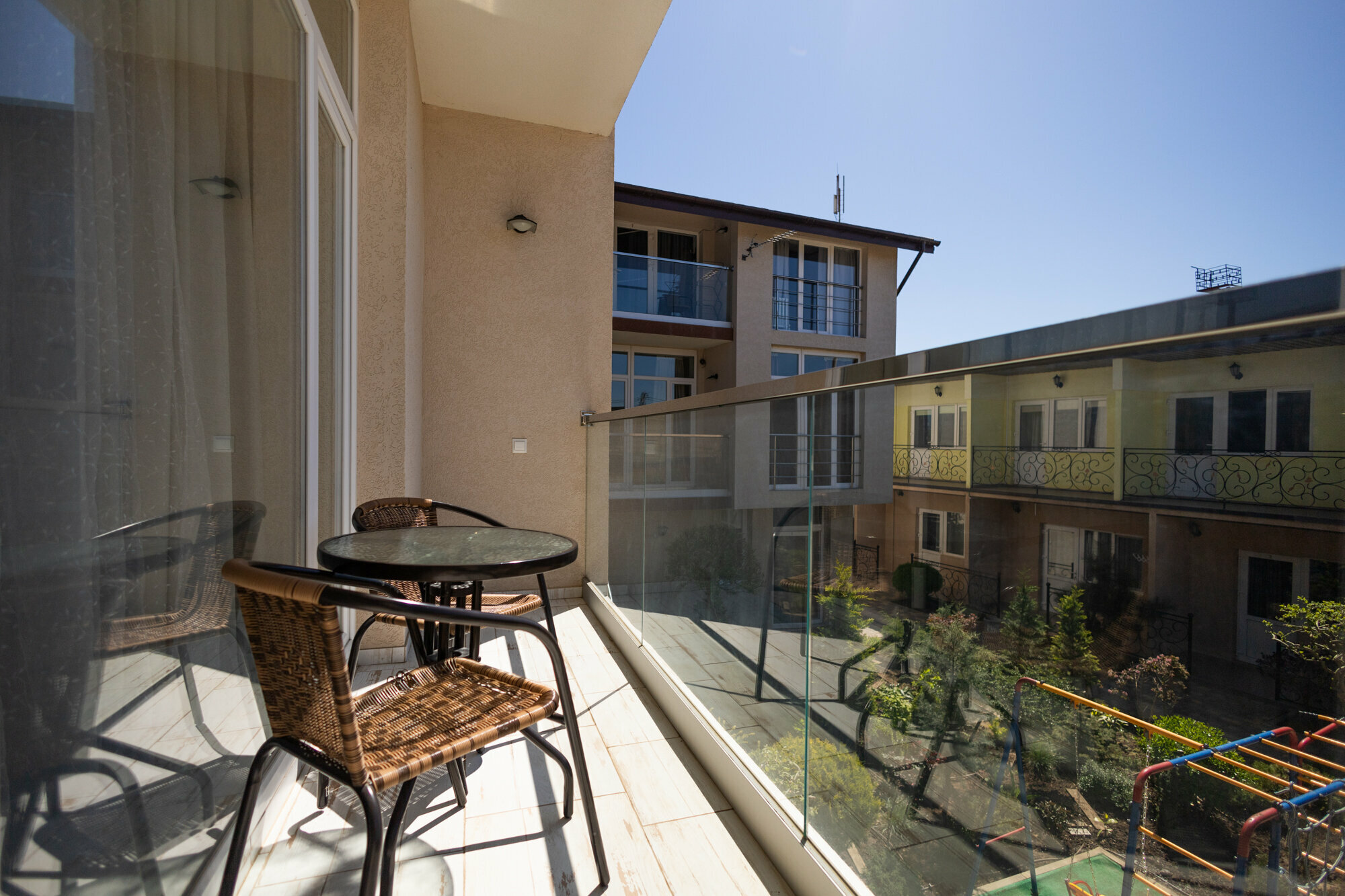 Двухкомнатные номера Стандарт Плюс без кухни для 2-5 гостей. Кондиционер, телевизор, холодильник, фен.