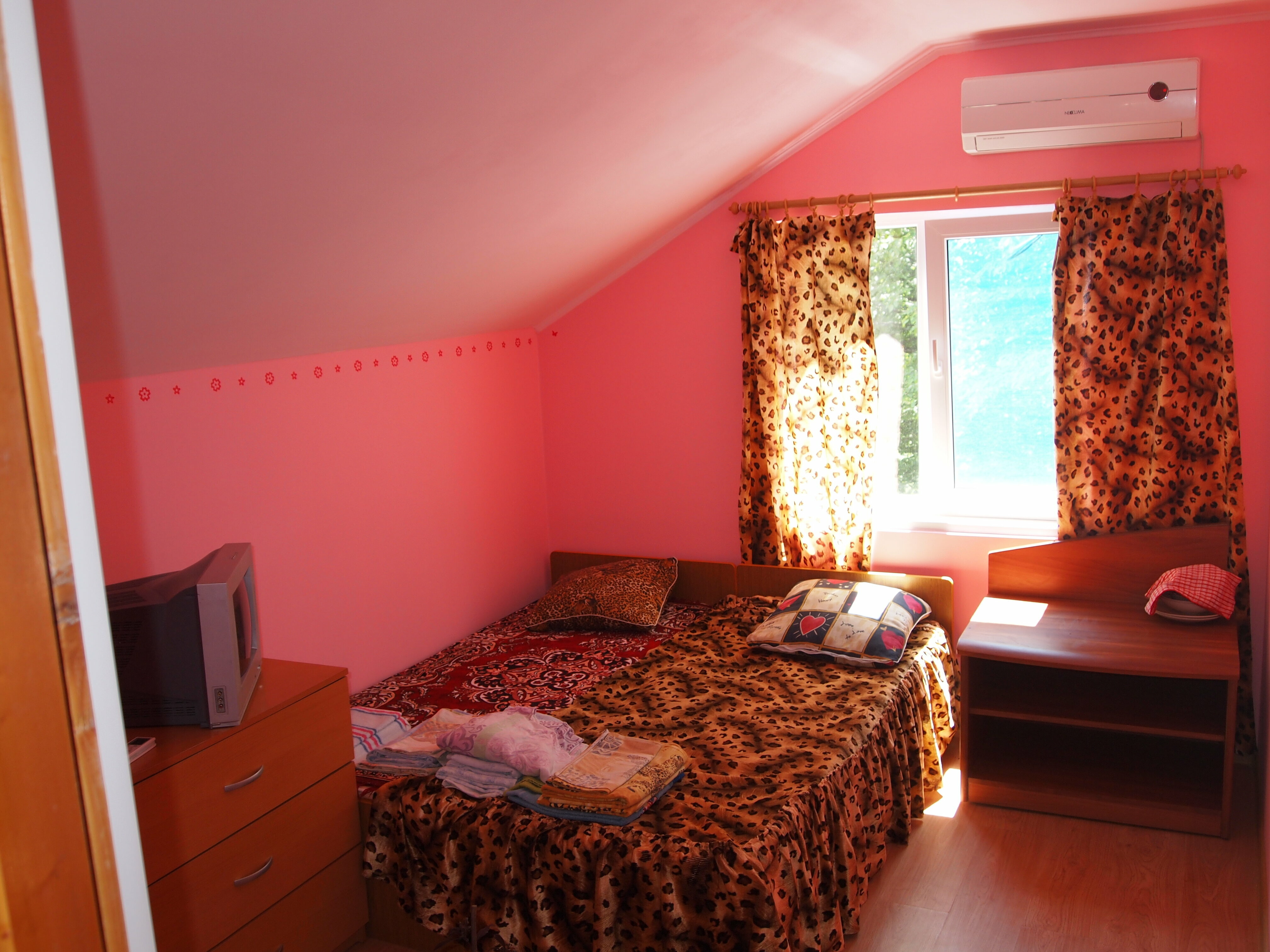 Трехместный номер эконом-класса с общей ванной комнатой