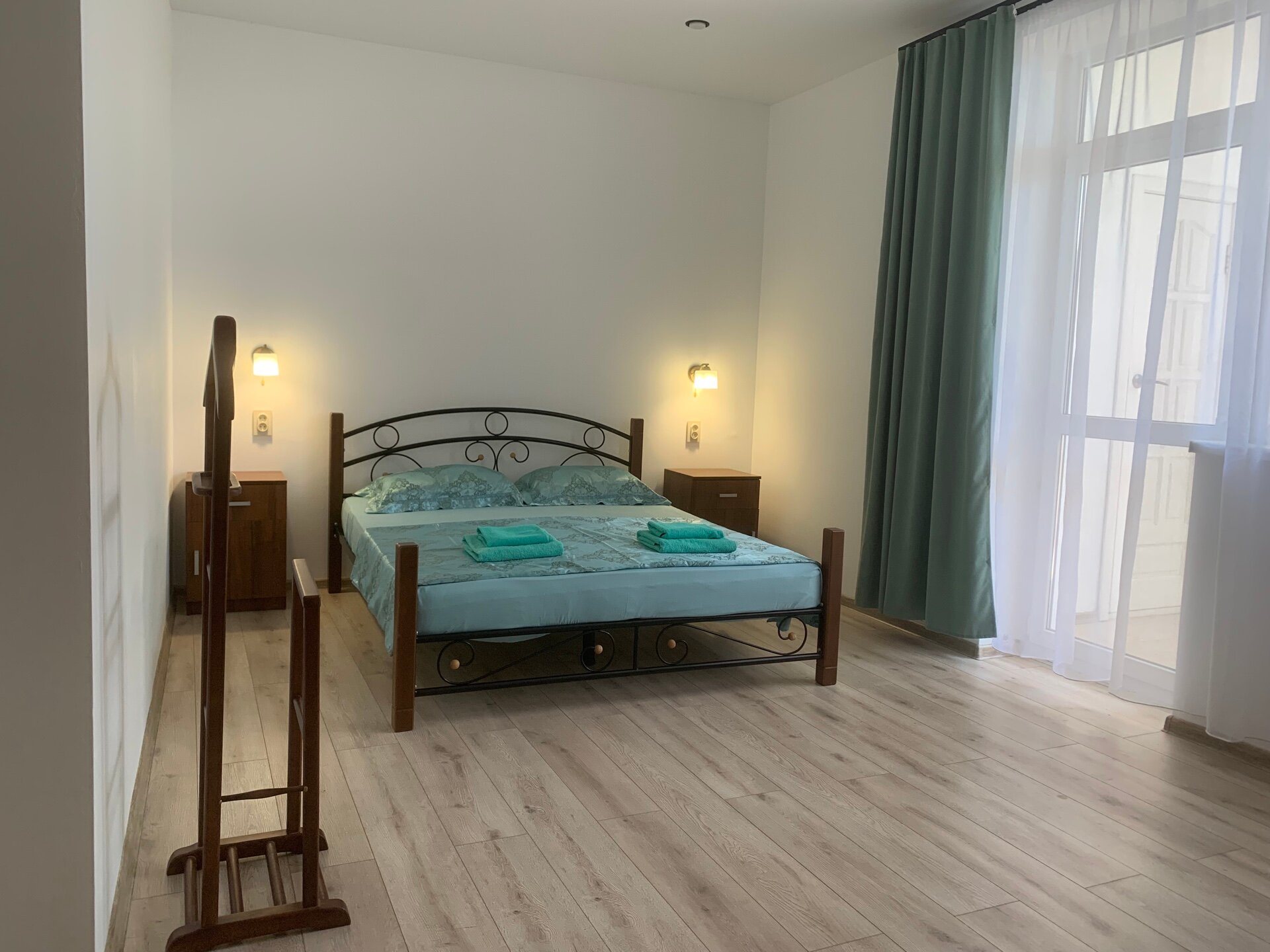 Трехместный номер с балконом