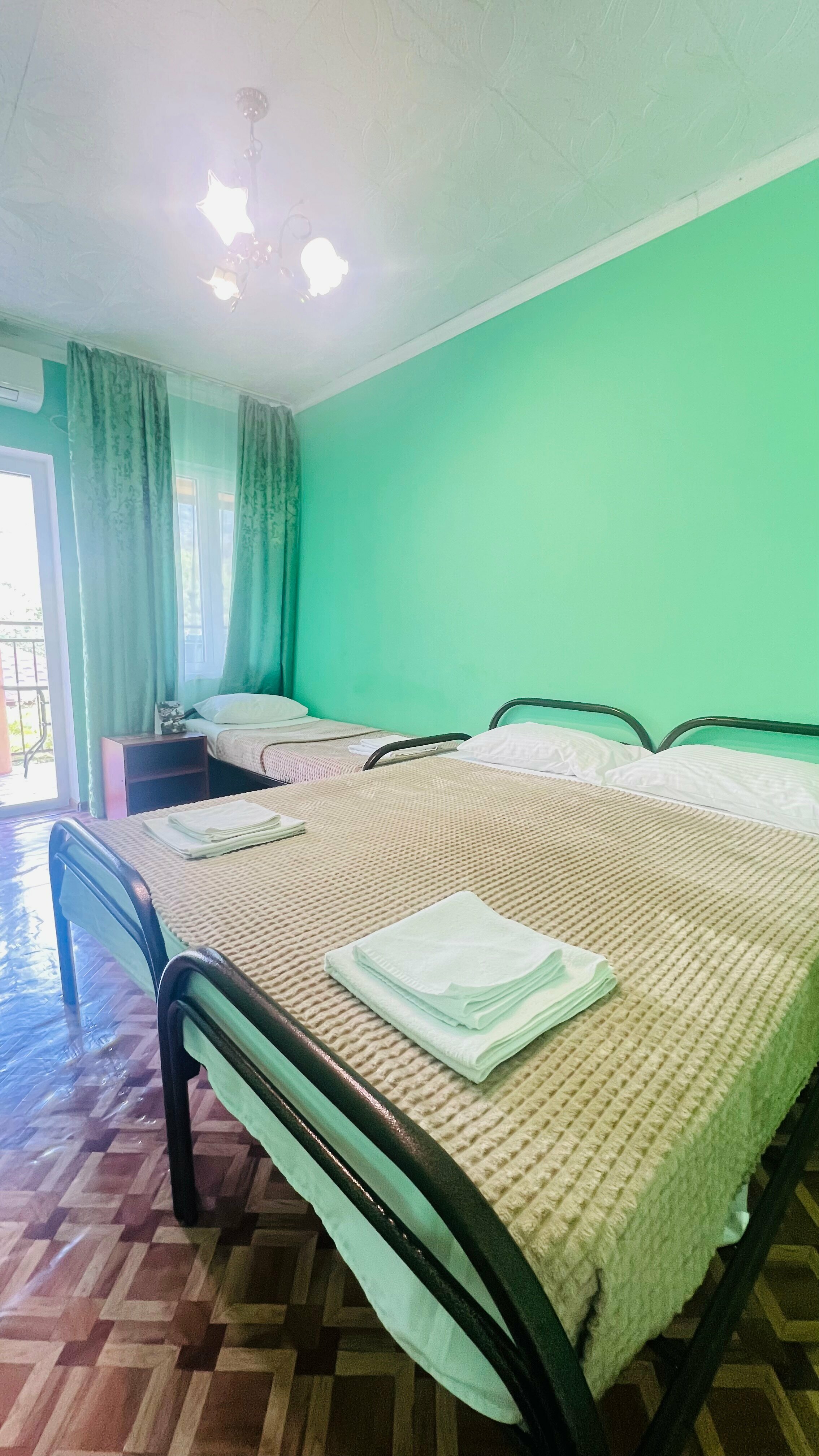 Трехместный номер с террасой видом на горы №15