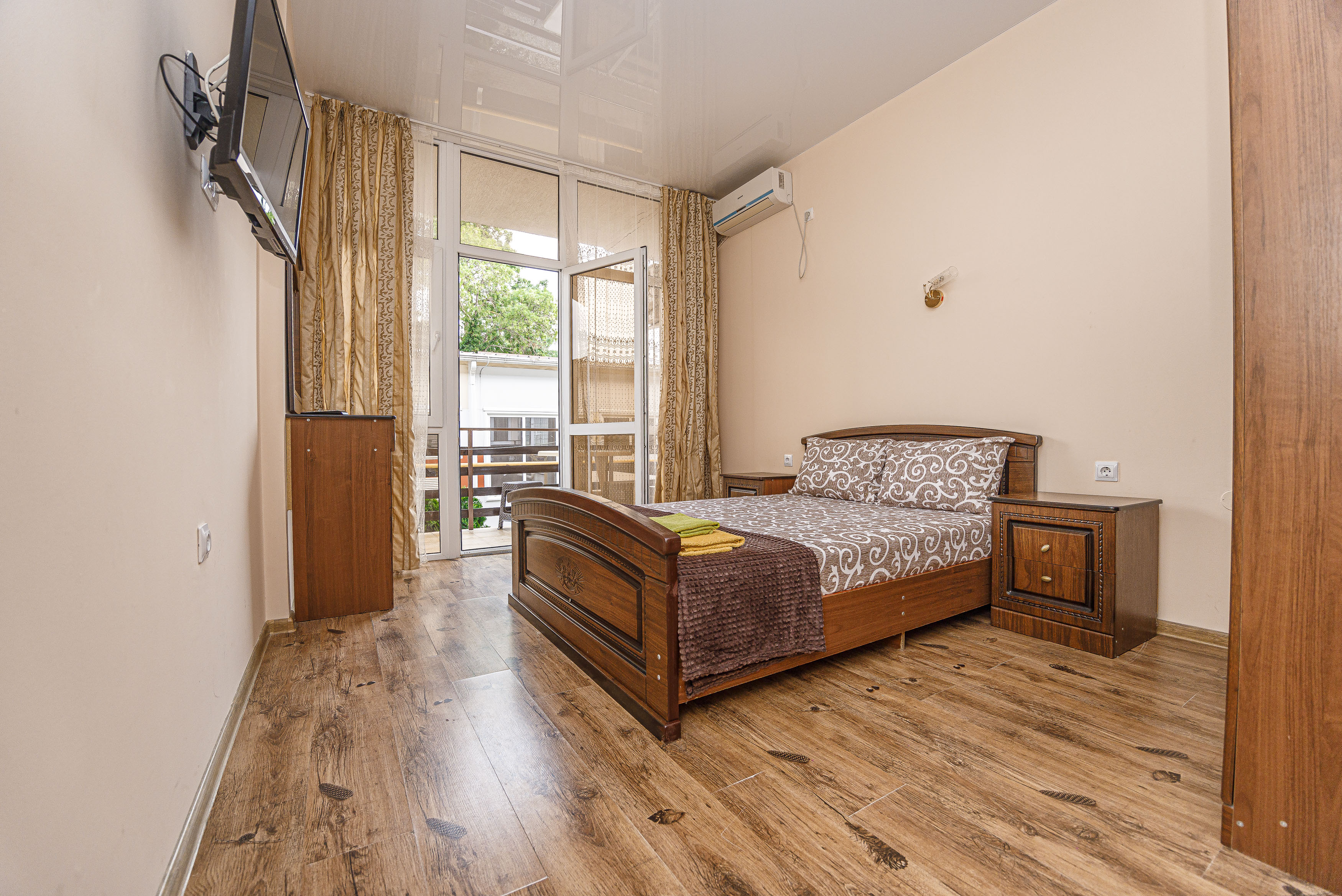 Двухместный номер с одной кроватью и балконом (+ доп место)