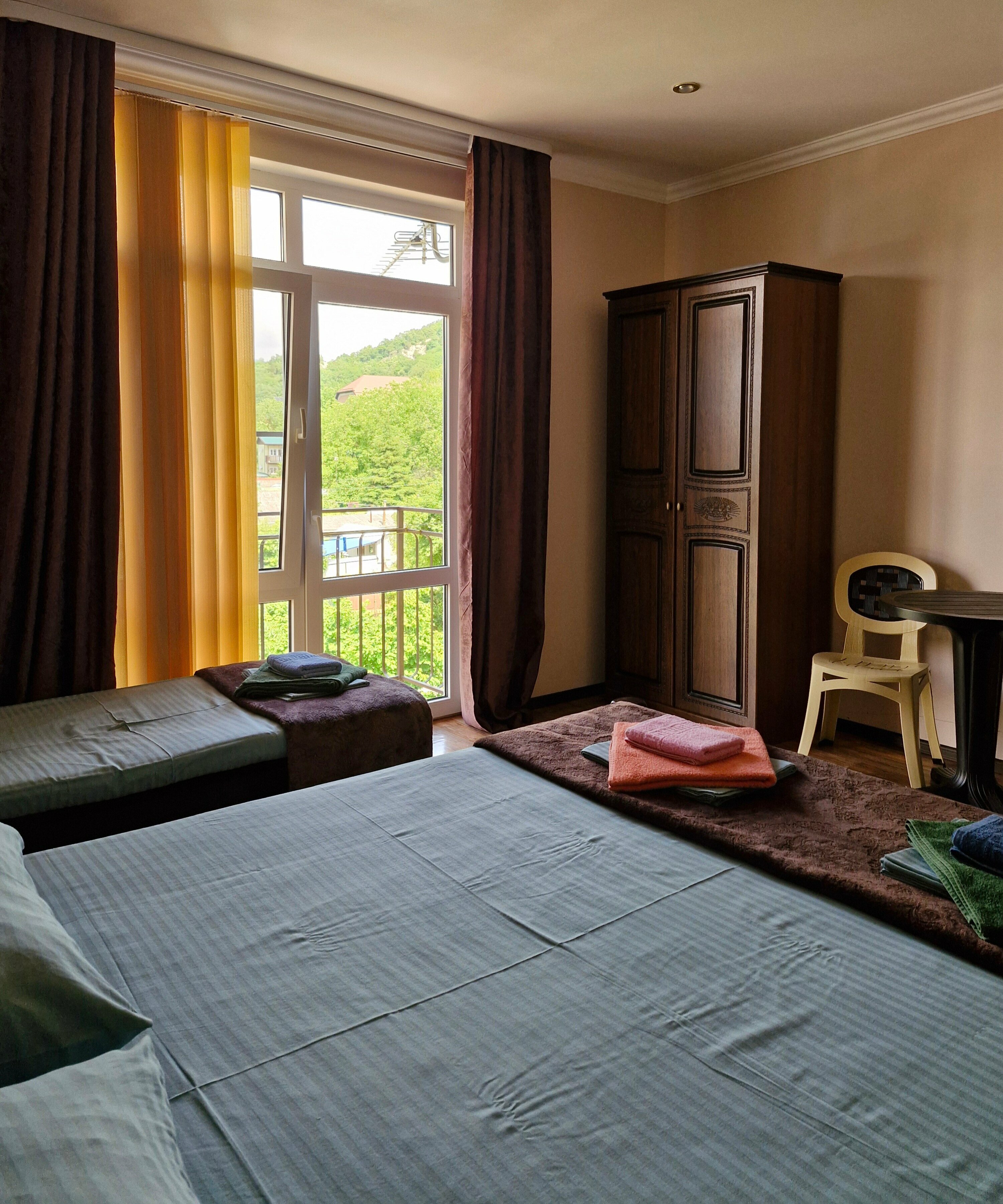 Семейный номер стандарт с личной внешней ванной комнатой с с/у, с видом на горы