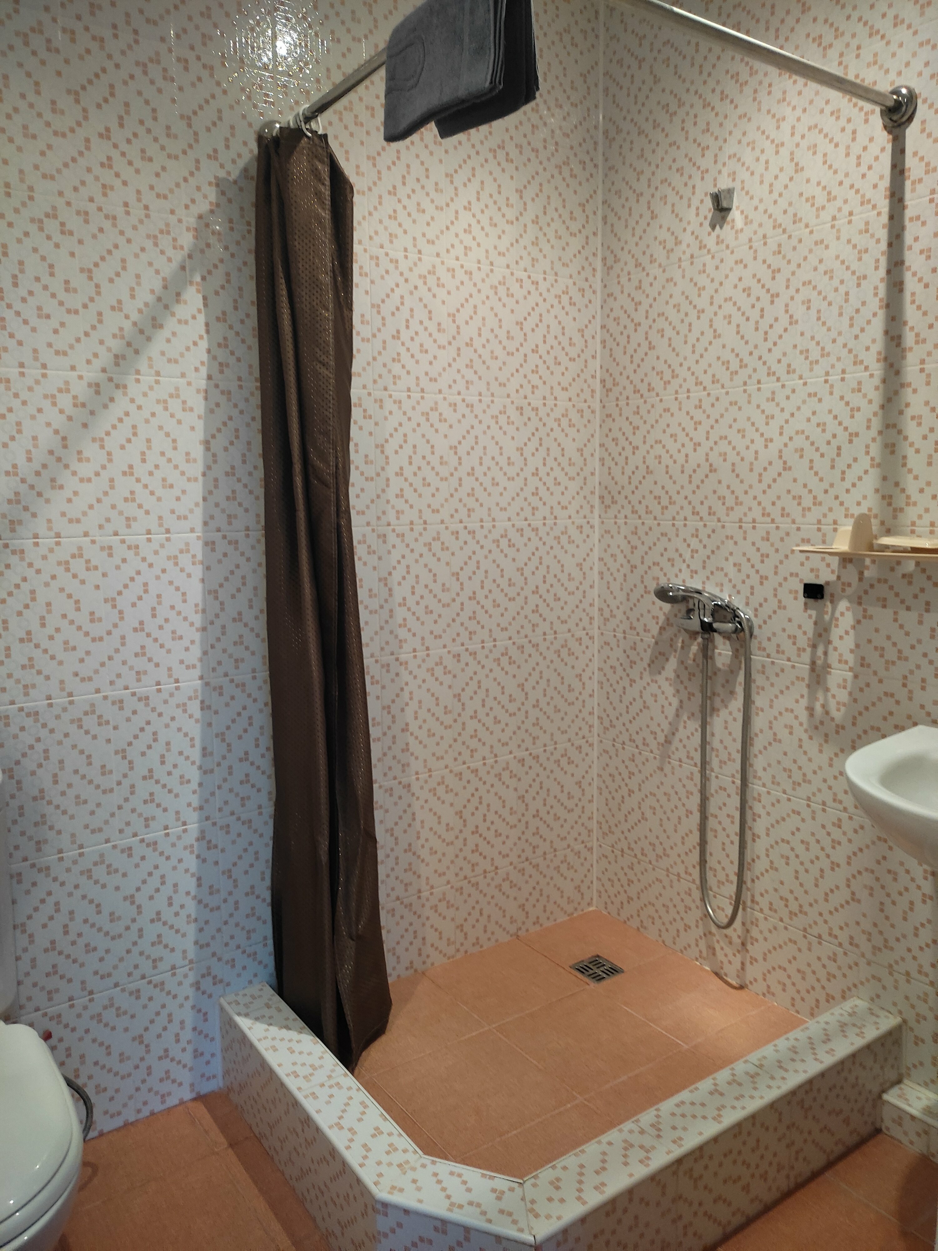 Семейный номер стандарт с личной внешней ванной комнатой с с/у, с видом на горы