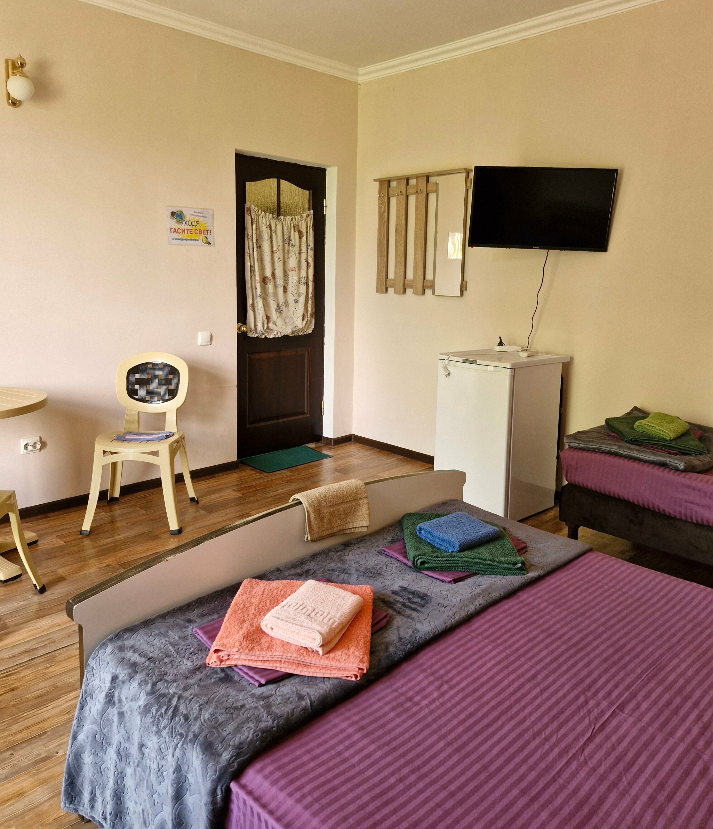 Семейный номер стандарт с личной внешней ванной комнатой с с/у, с видом на горы