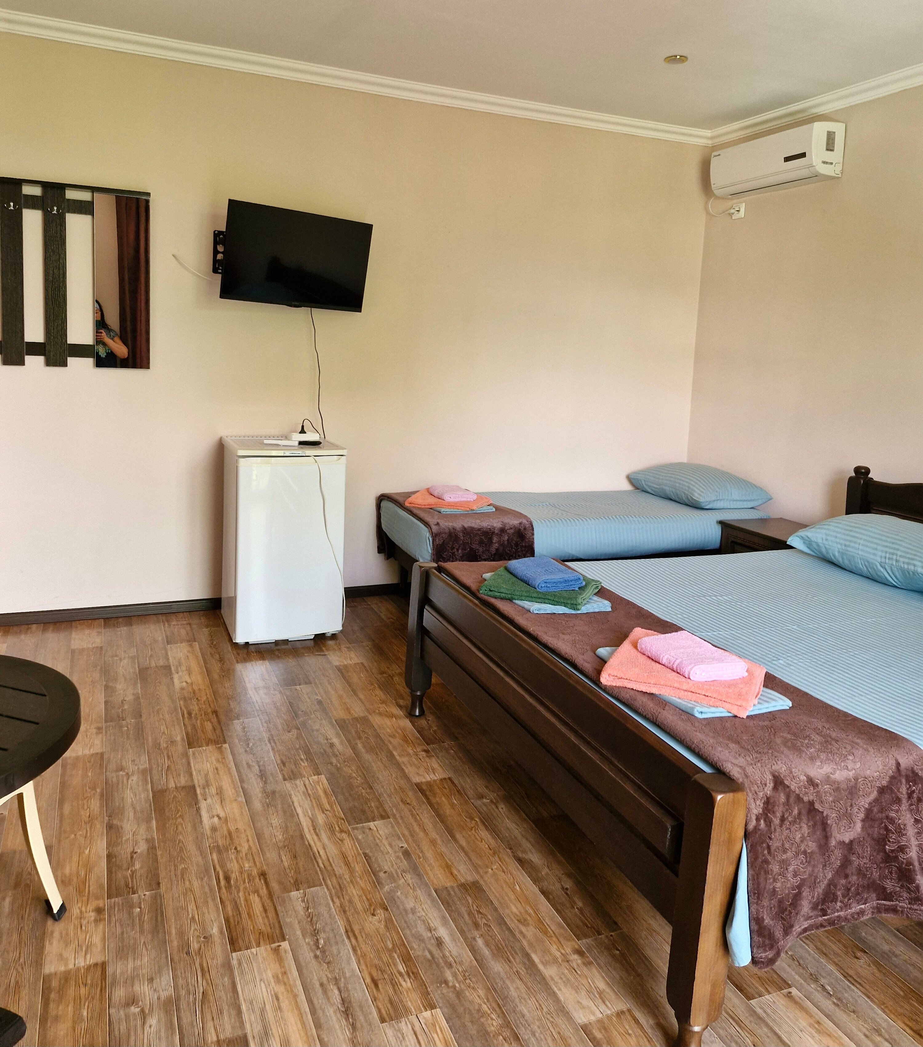 Семейный номер стандарт с личной внешней ванной комнатой с с/у, с видом на горы