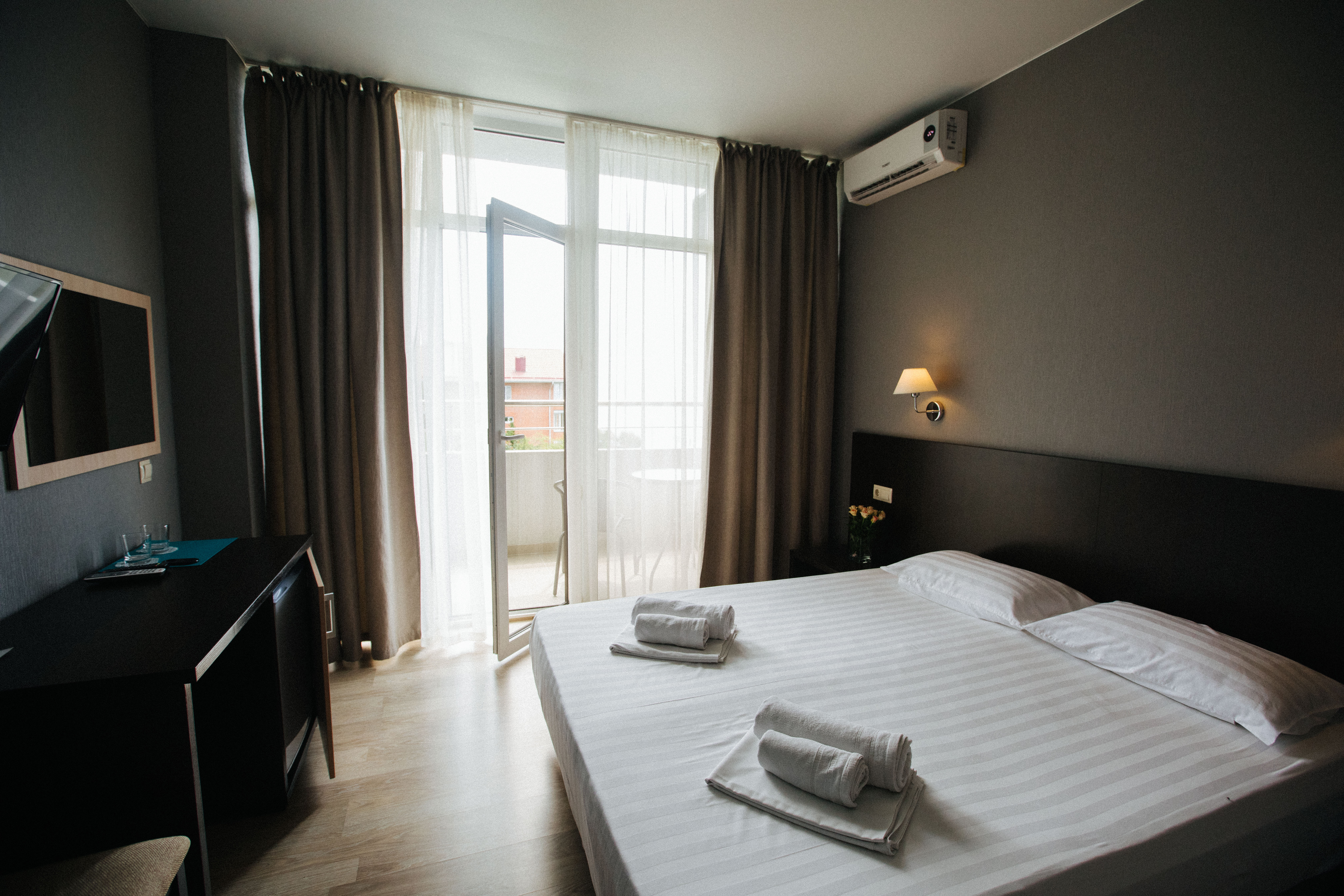 Двухместный номер с балконом и боковым видом на море