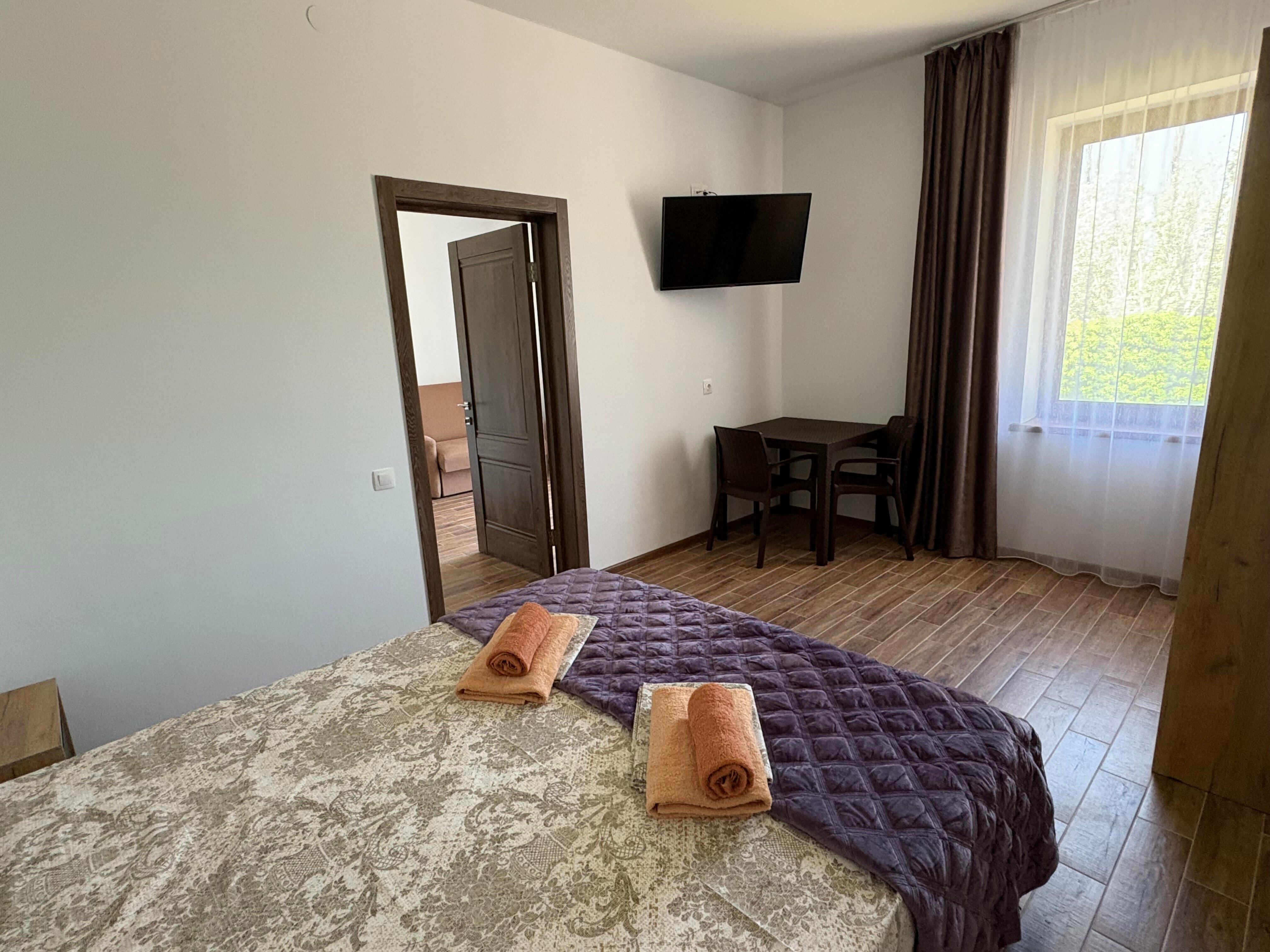 Четырехместный двухкомнатный номер с балконом