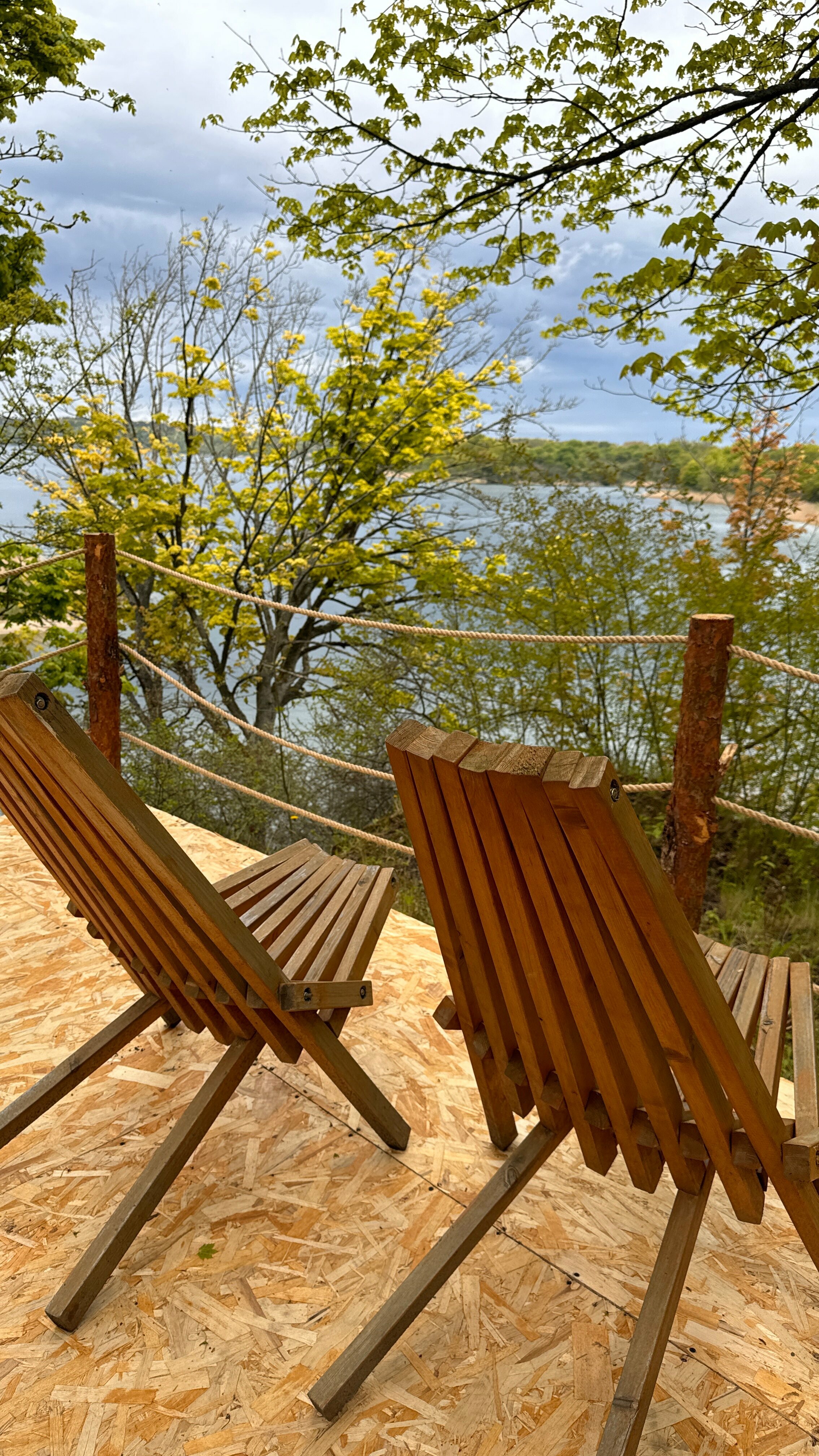 Уединённый шатер на холме с видом на озеро