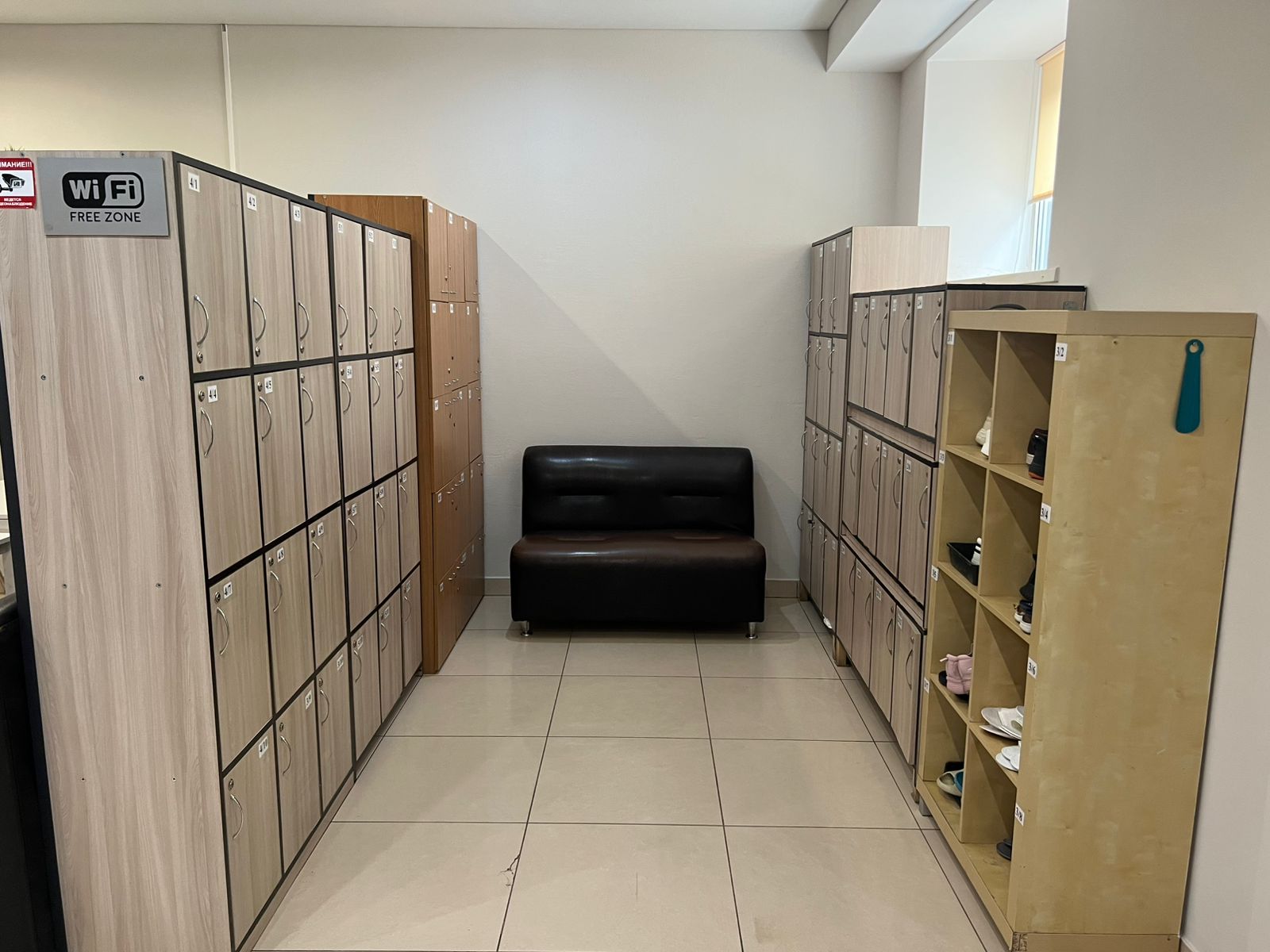 Спальное место на двухъярусной кровати в общем номере для мужчин