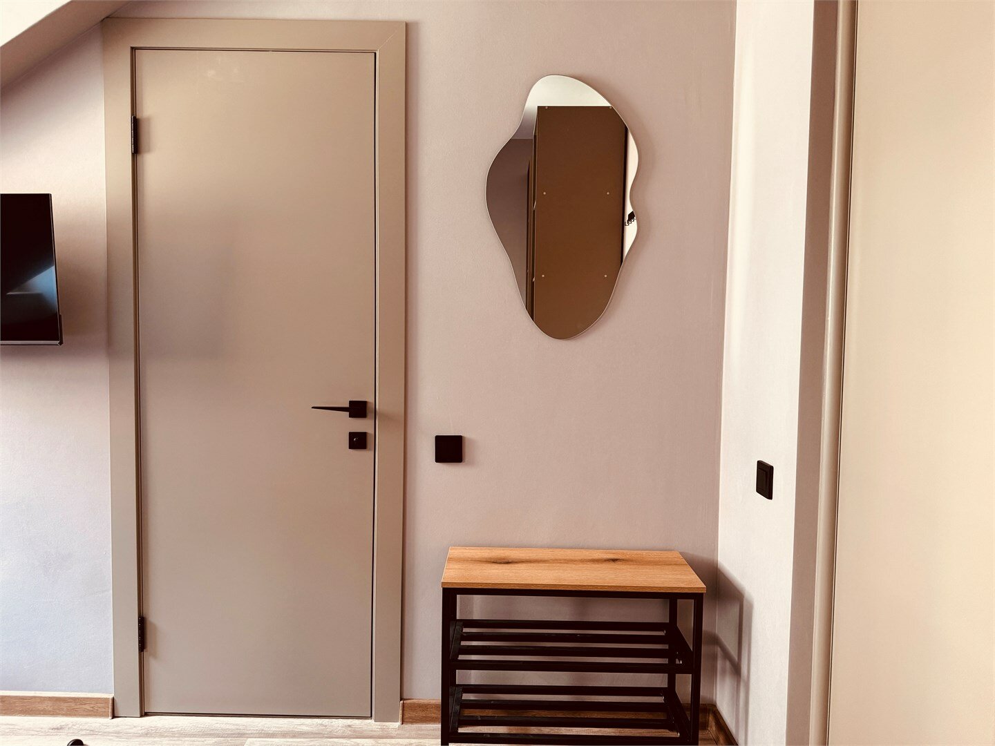 мансардный номер с большой кроватью