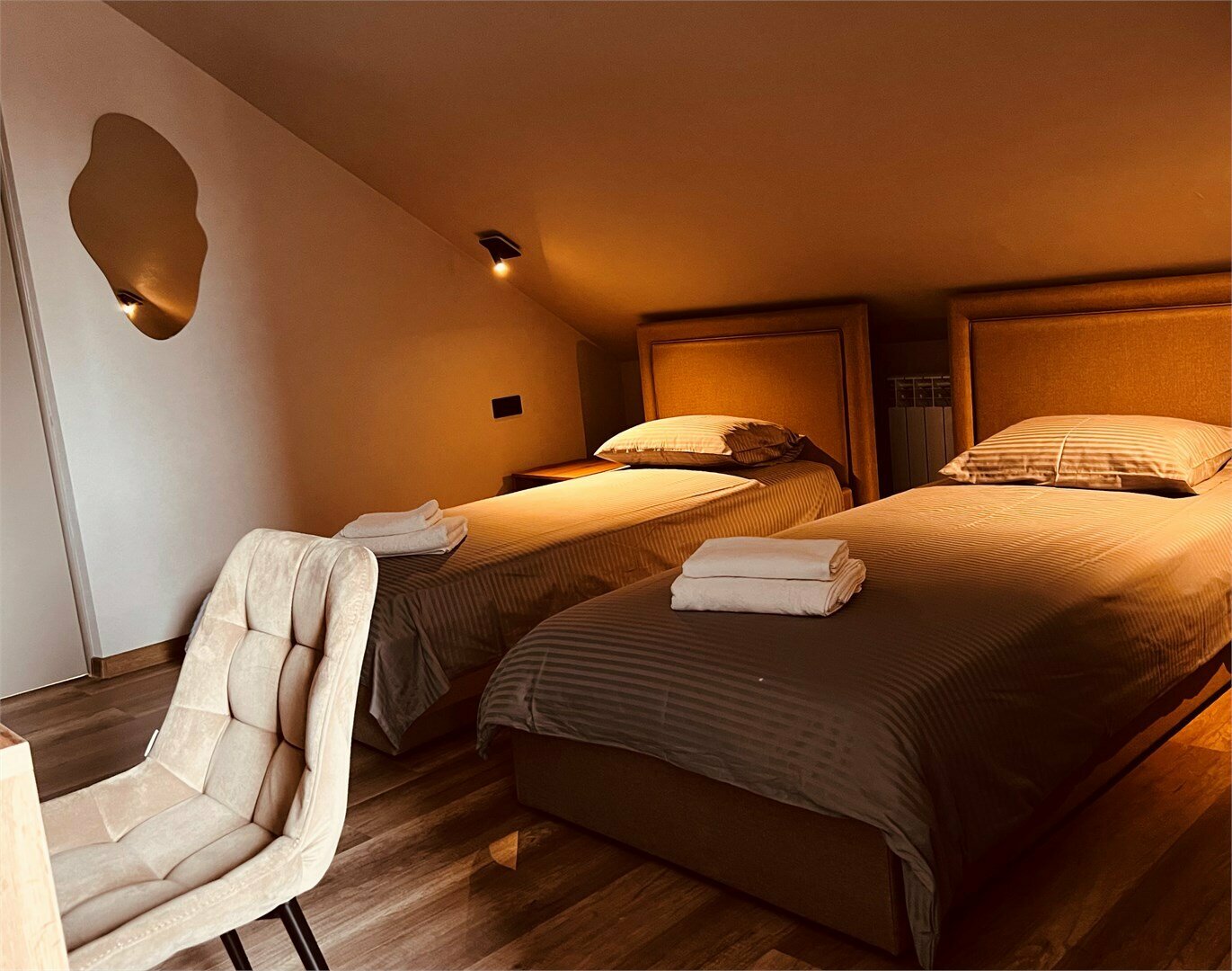 мансардный номер с раздельными кроватями