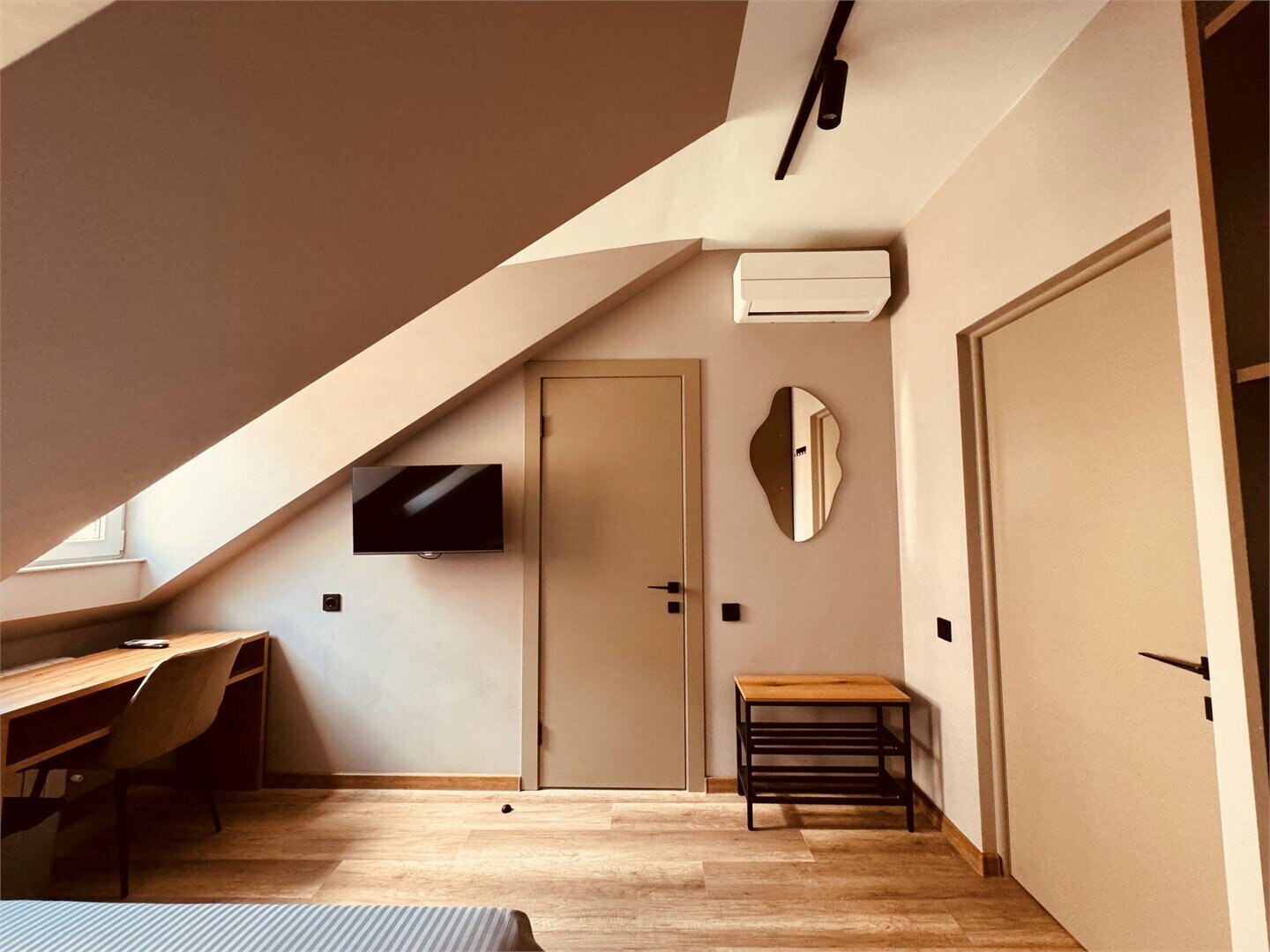 мансардный номер с большой кроватью