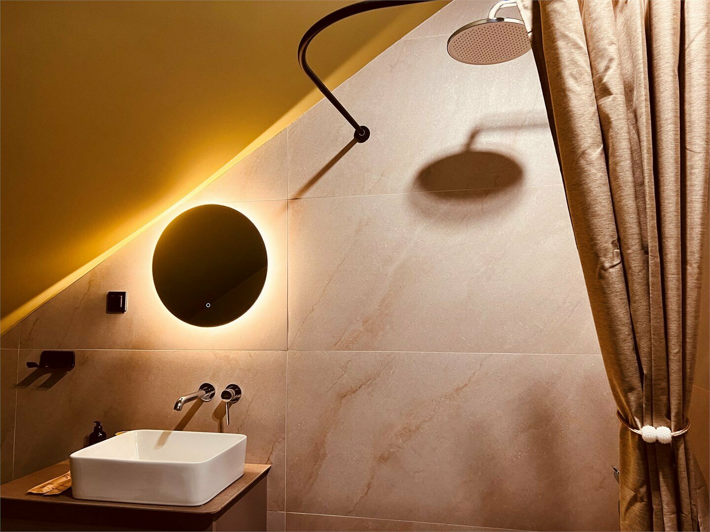 мансардный номер с раздельными кроватями