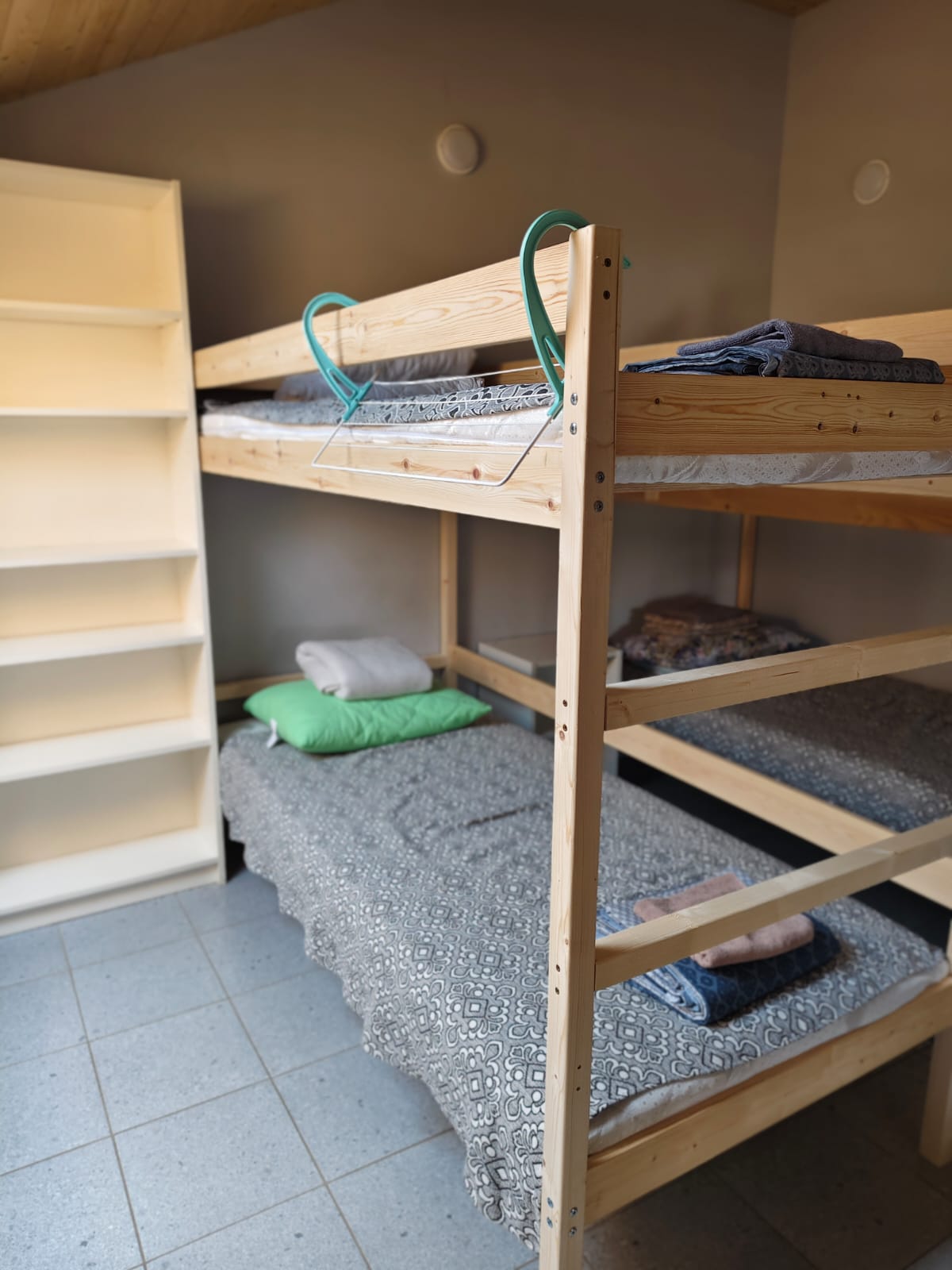 Номер 3. Кровать в общем 7-местном номере с общей ванной комнатой