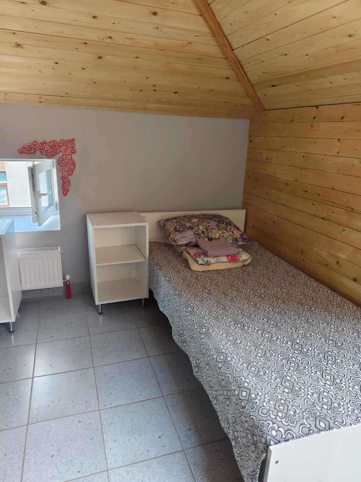 Номер 3. Кровать в общем 7-местном номере с общей ванной комнатой