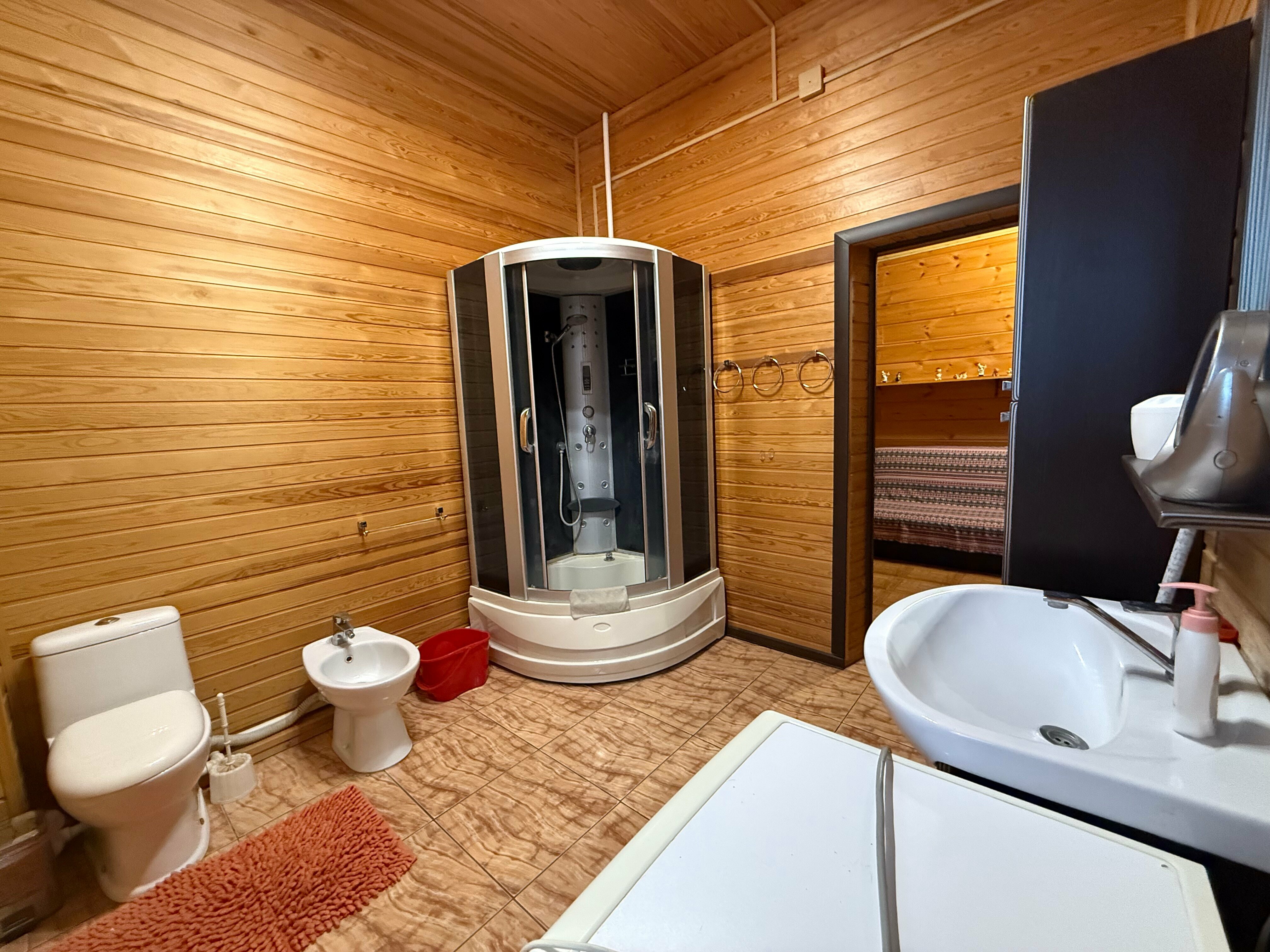 Спальное место на двухъярусной кровати в общем номере для мужчин