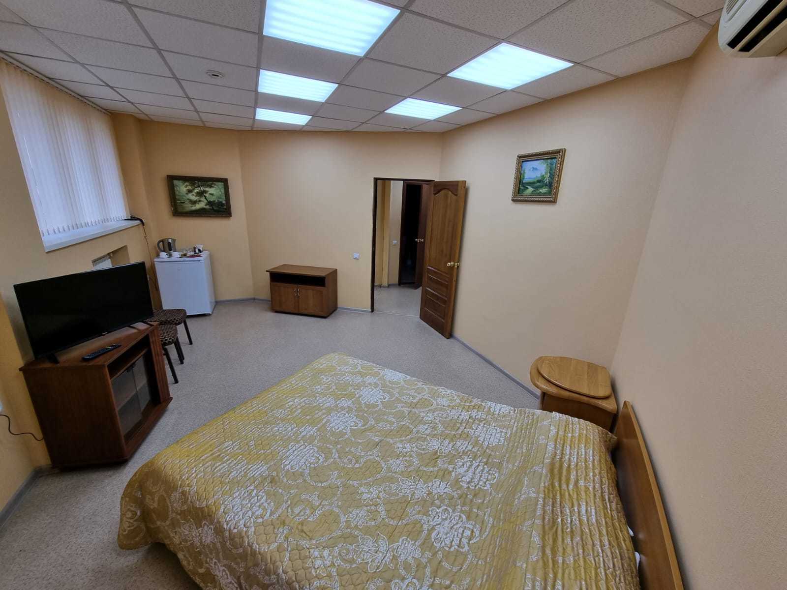 Семейный двухкомнатный номер с двумя полутораспальными кроватями